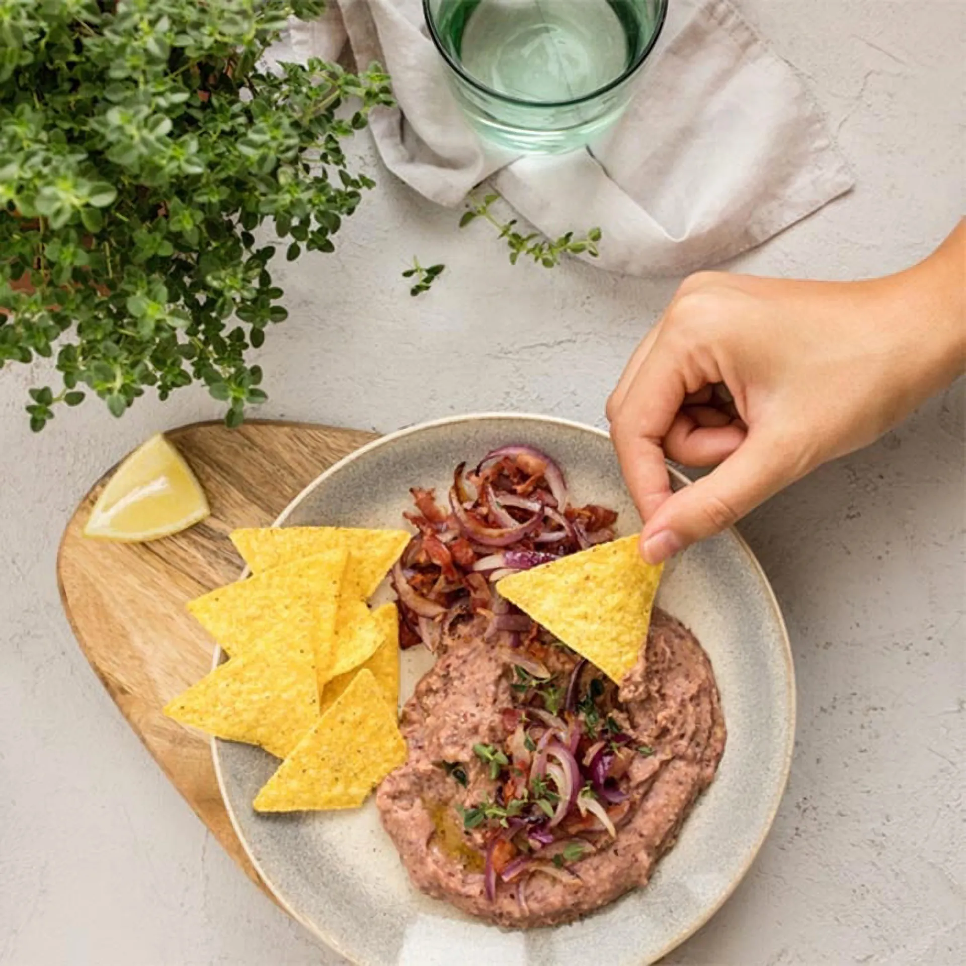 Nachos s pikantním dipem z fazolí a slaniny