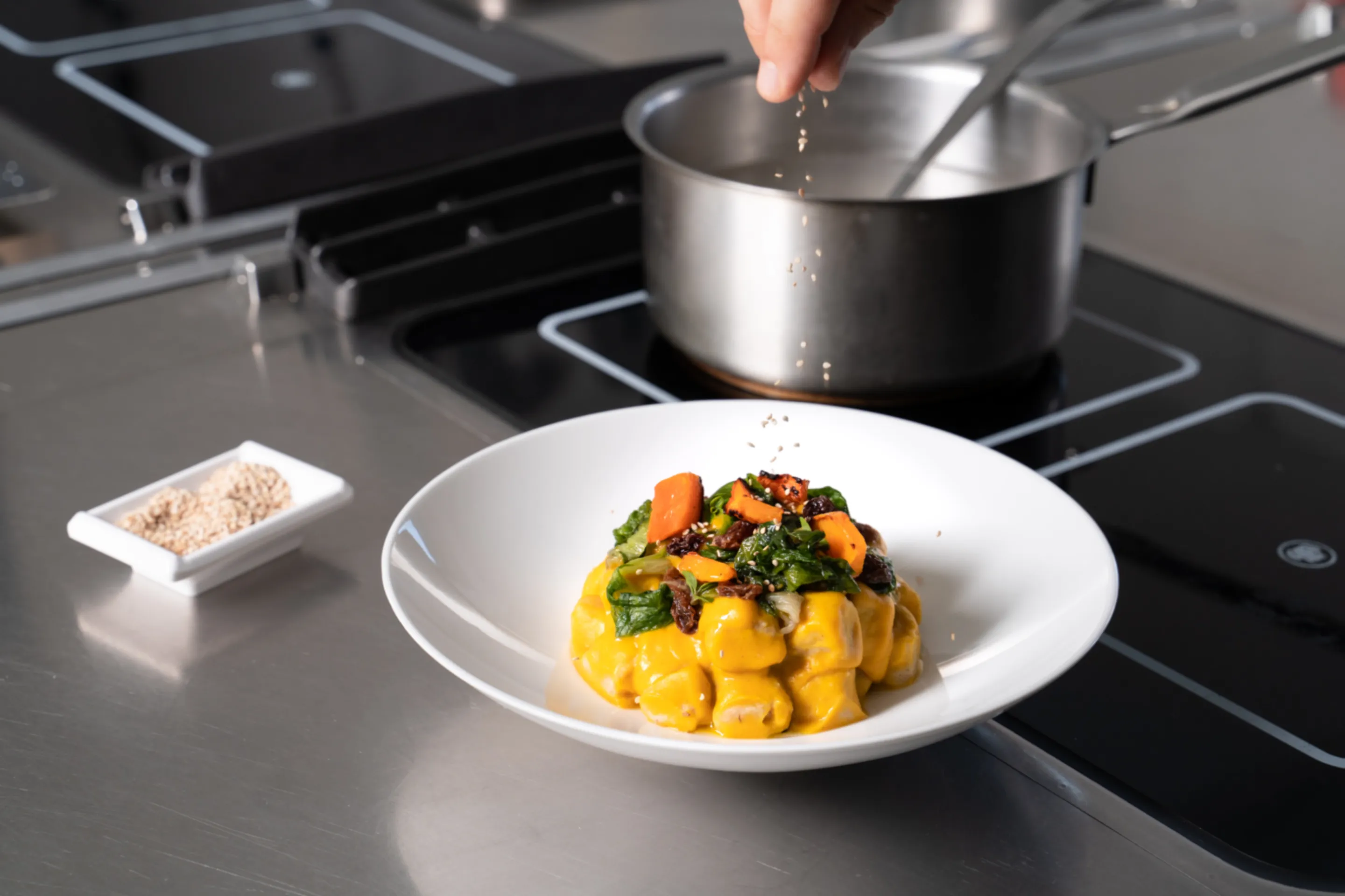 Gnocchetti d’orzo mantecati con crema di zucca grigliata, scarola spadellata, uvetta, limone e sesamo tostato