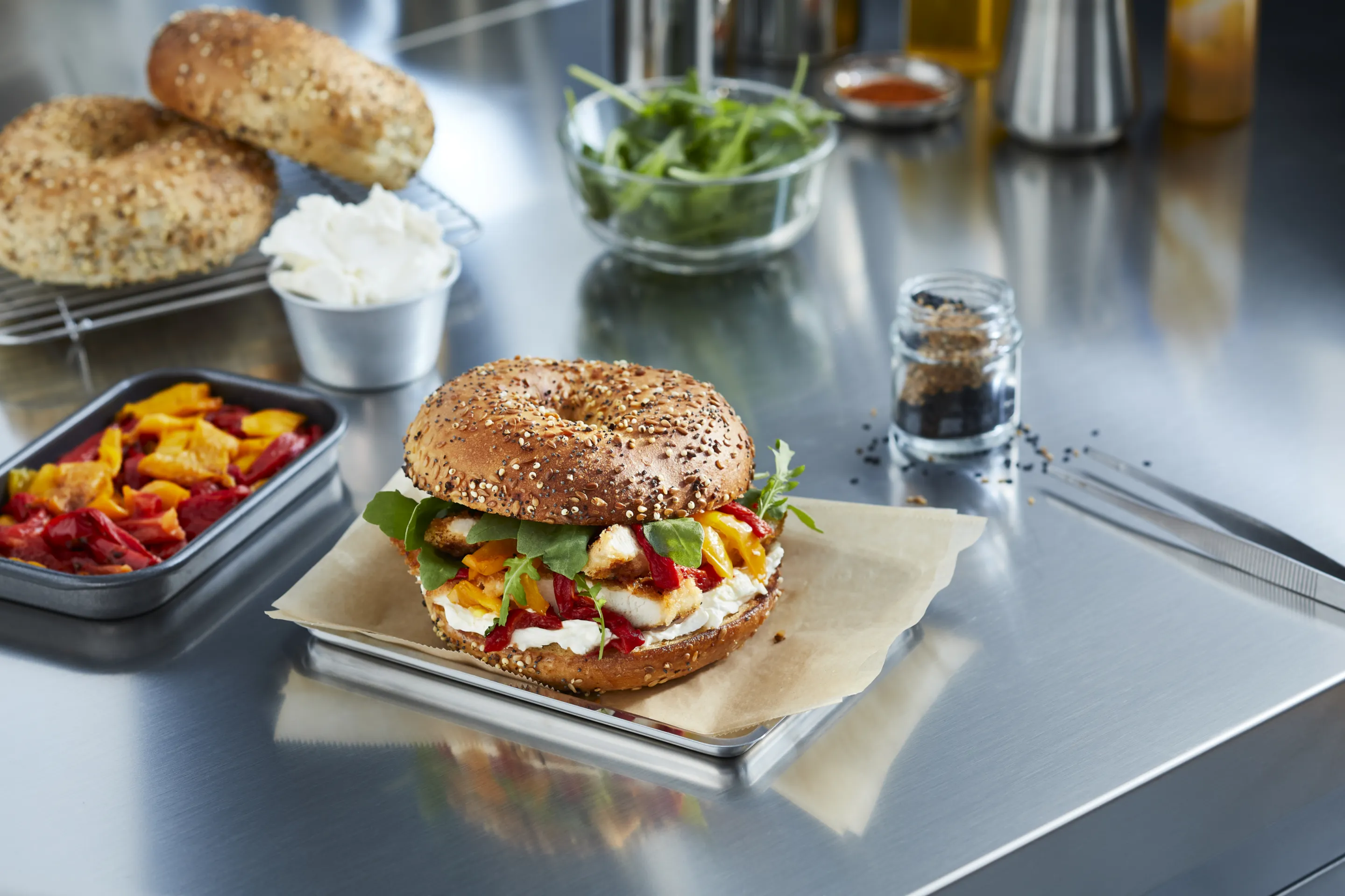 Bagel met gegrilde paprika, vega kipstukjes en roomkaas