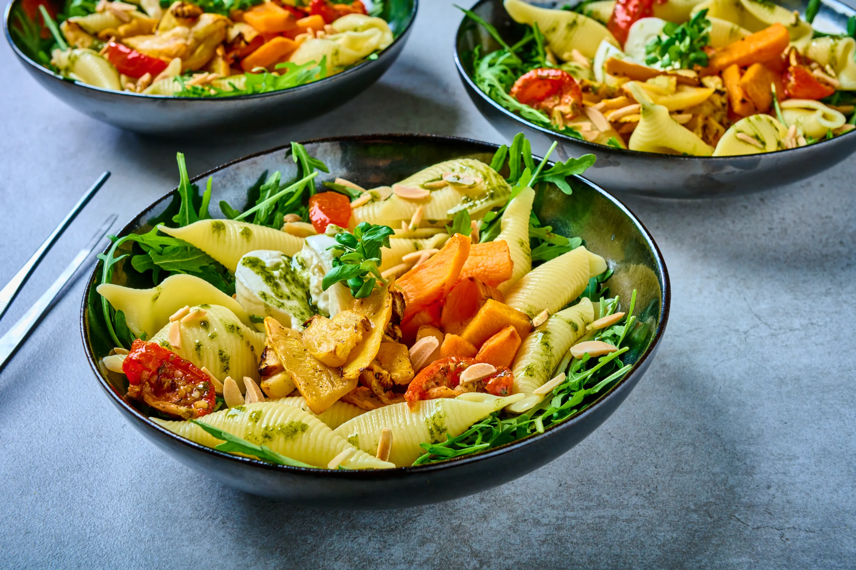 Conchiglie salade met gegrilde pompoen en gele courgette