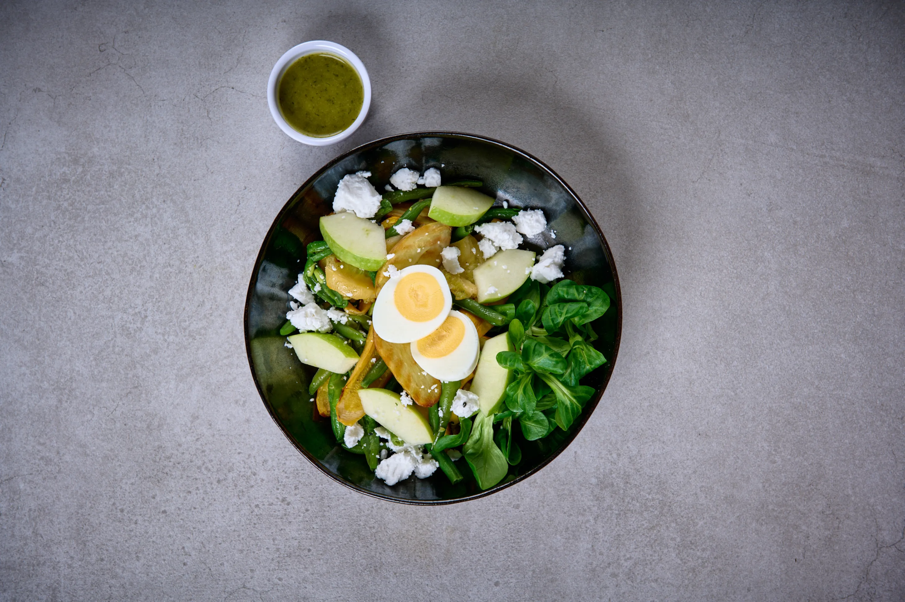 Zomerse salade met gegrilde aardappel en courgette