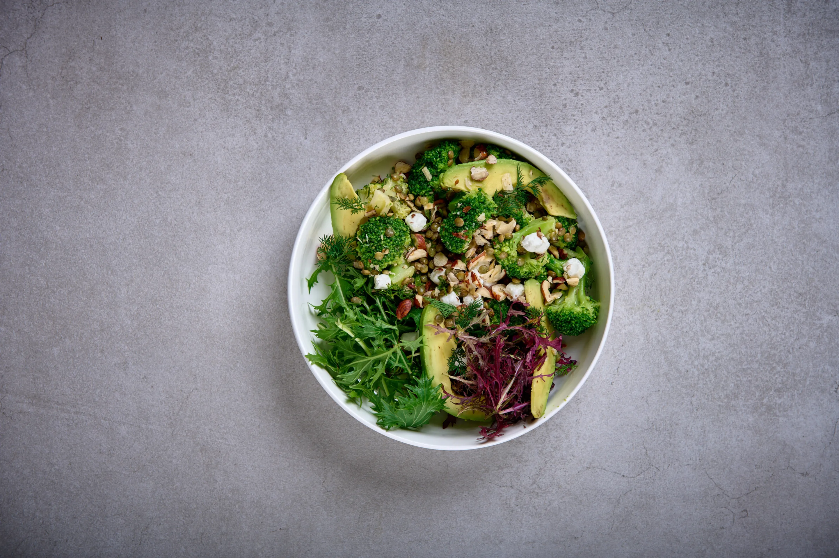 Groene salade met linzen en broccoli