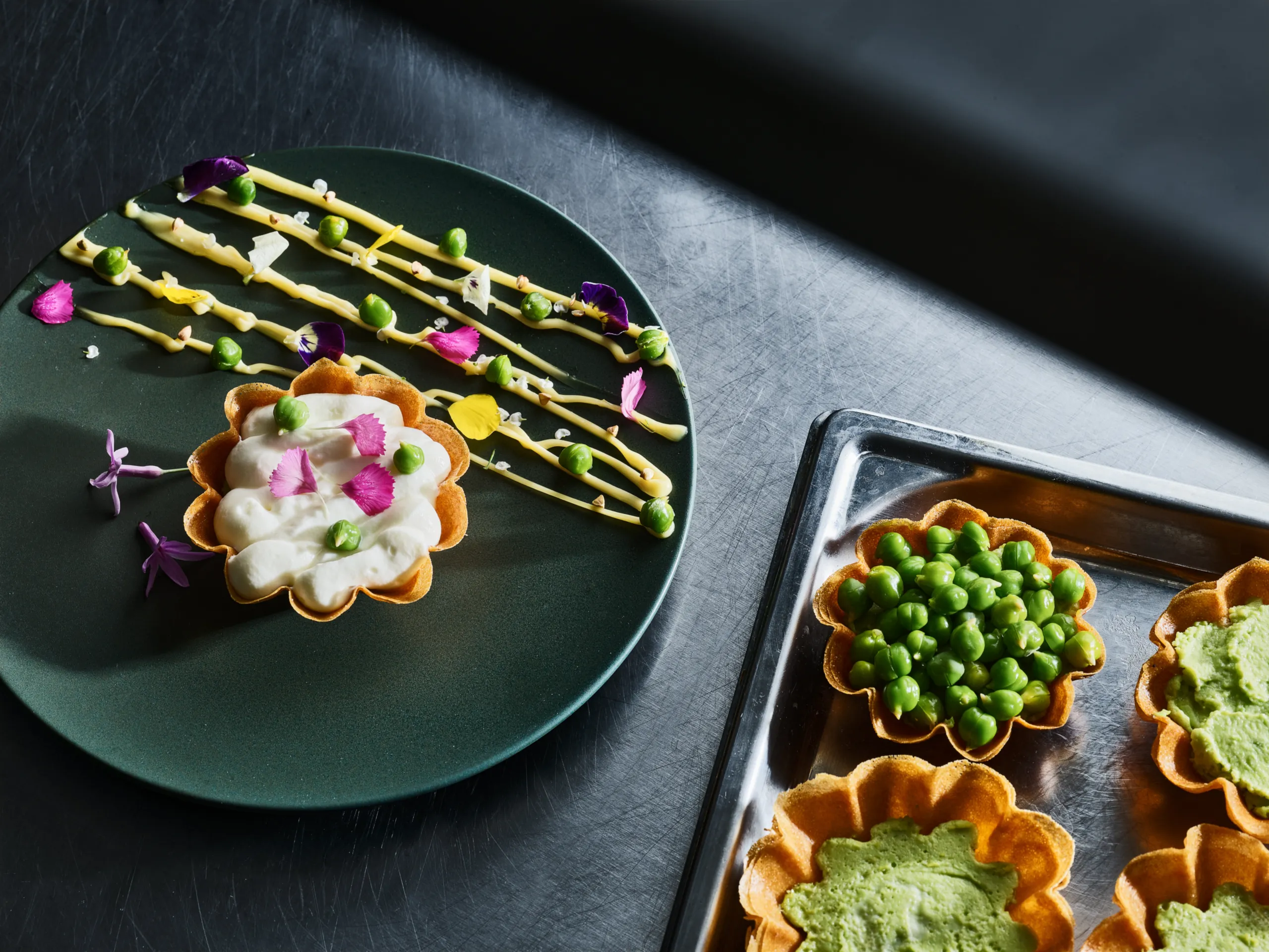 Tartelette à la crème de pois chiche vert et mousse au wasabi