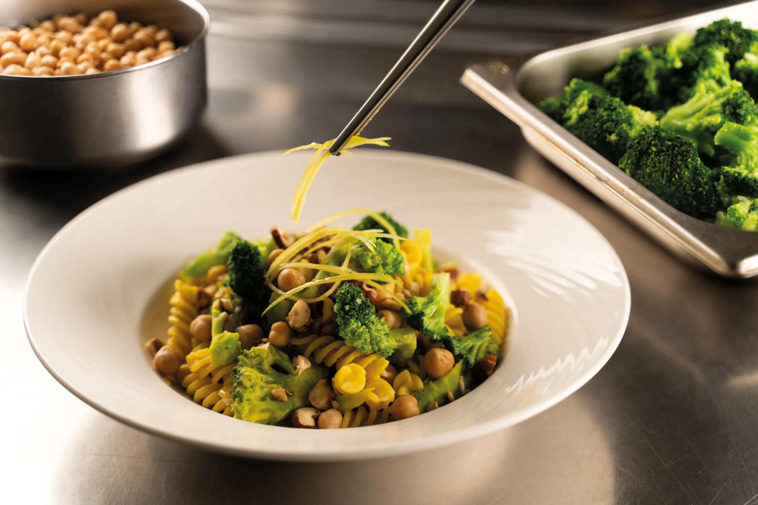 Fusilli senza glutine con Broccoli, nocciole e salsa di Ceci al limone