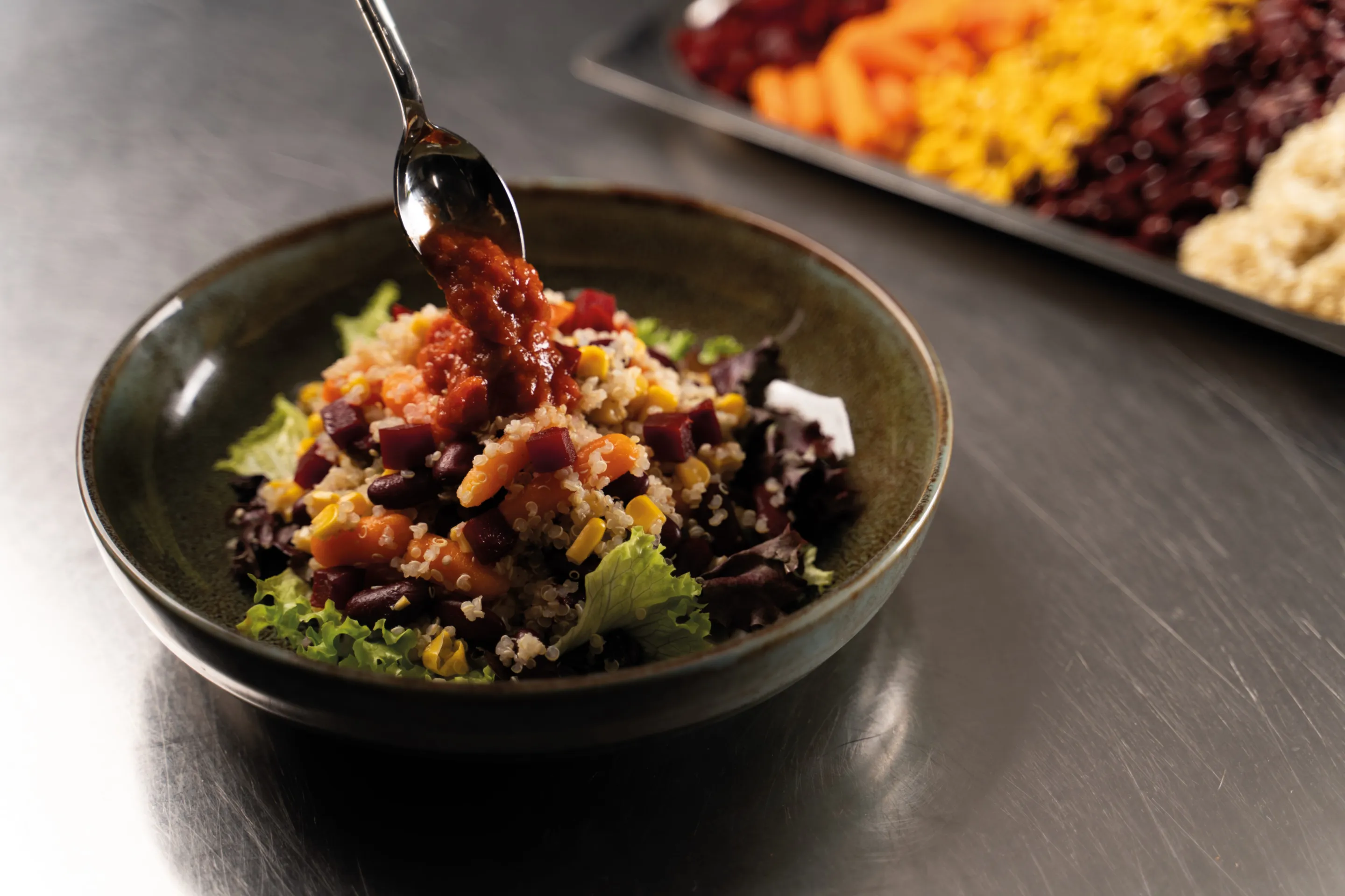 Bowl di Quinoa, insalata verde, Fagioli Rossi, Carote, Barbabietola, Mais e salsa mex