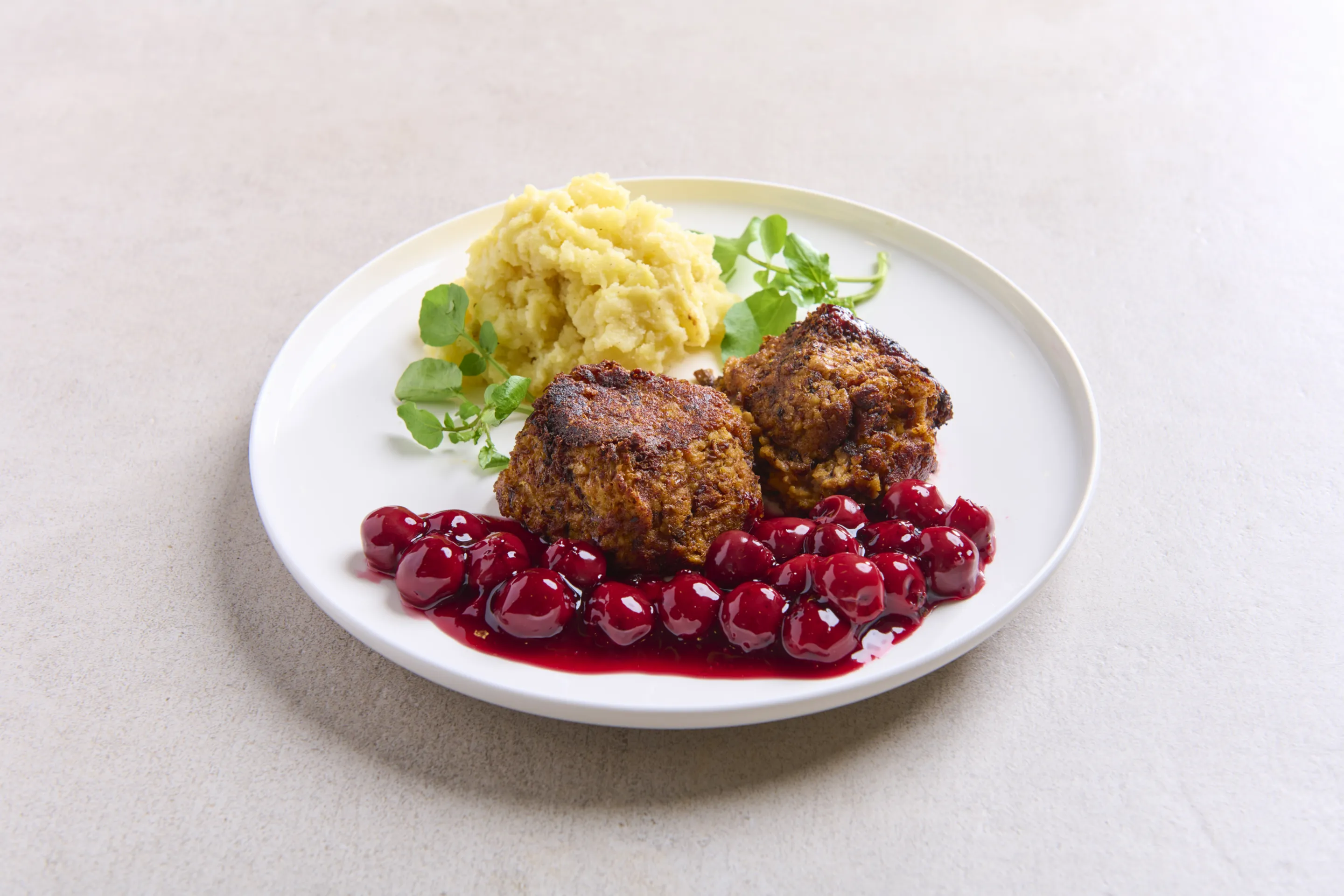 Frikadellen met krieken en aardappelpuree