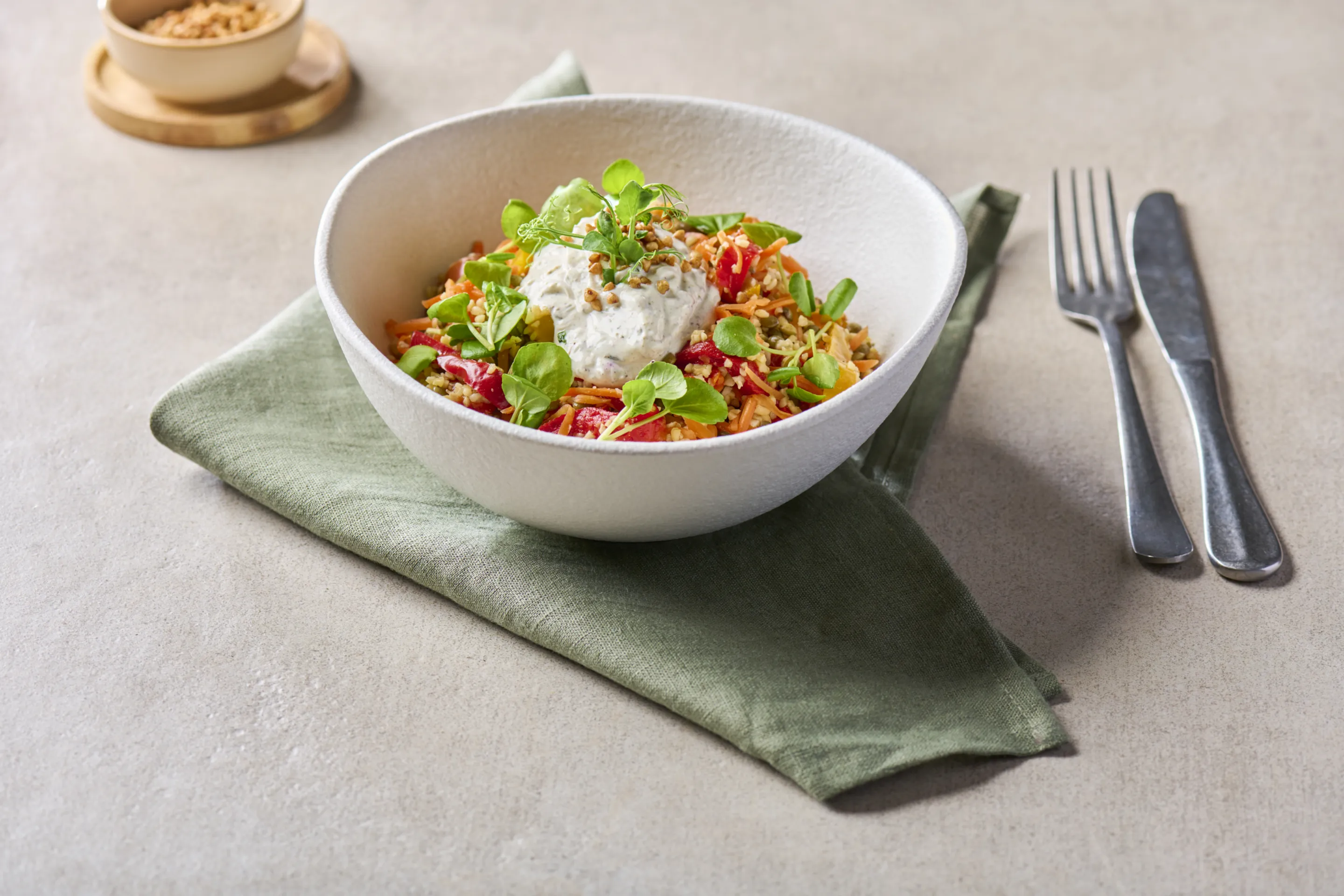 Kleurrijke bulgursalade met gegrilde paprika en labneh