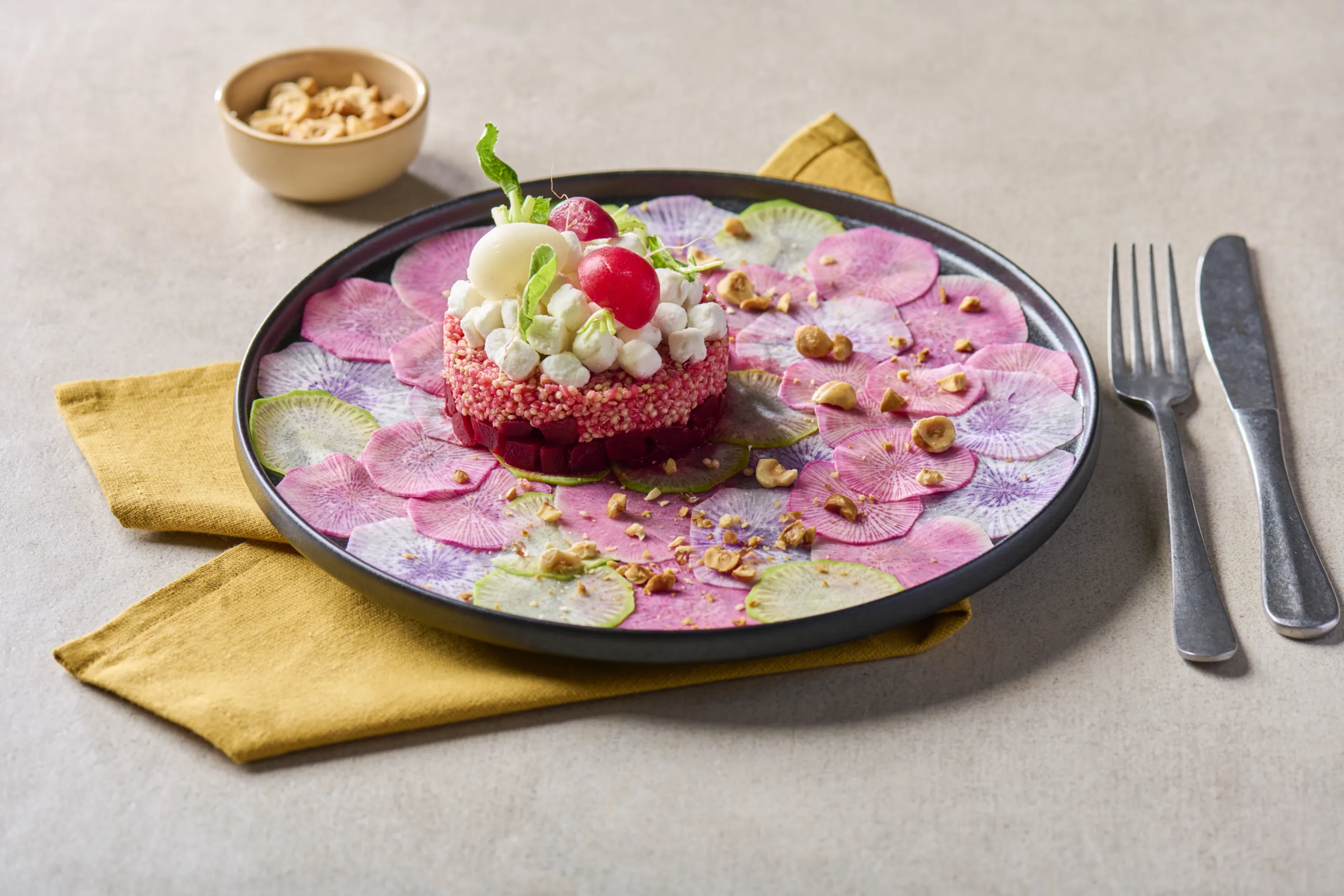 Quinoa-bieten salade met gorgonzola en pistachenoten
