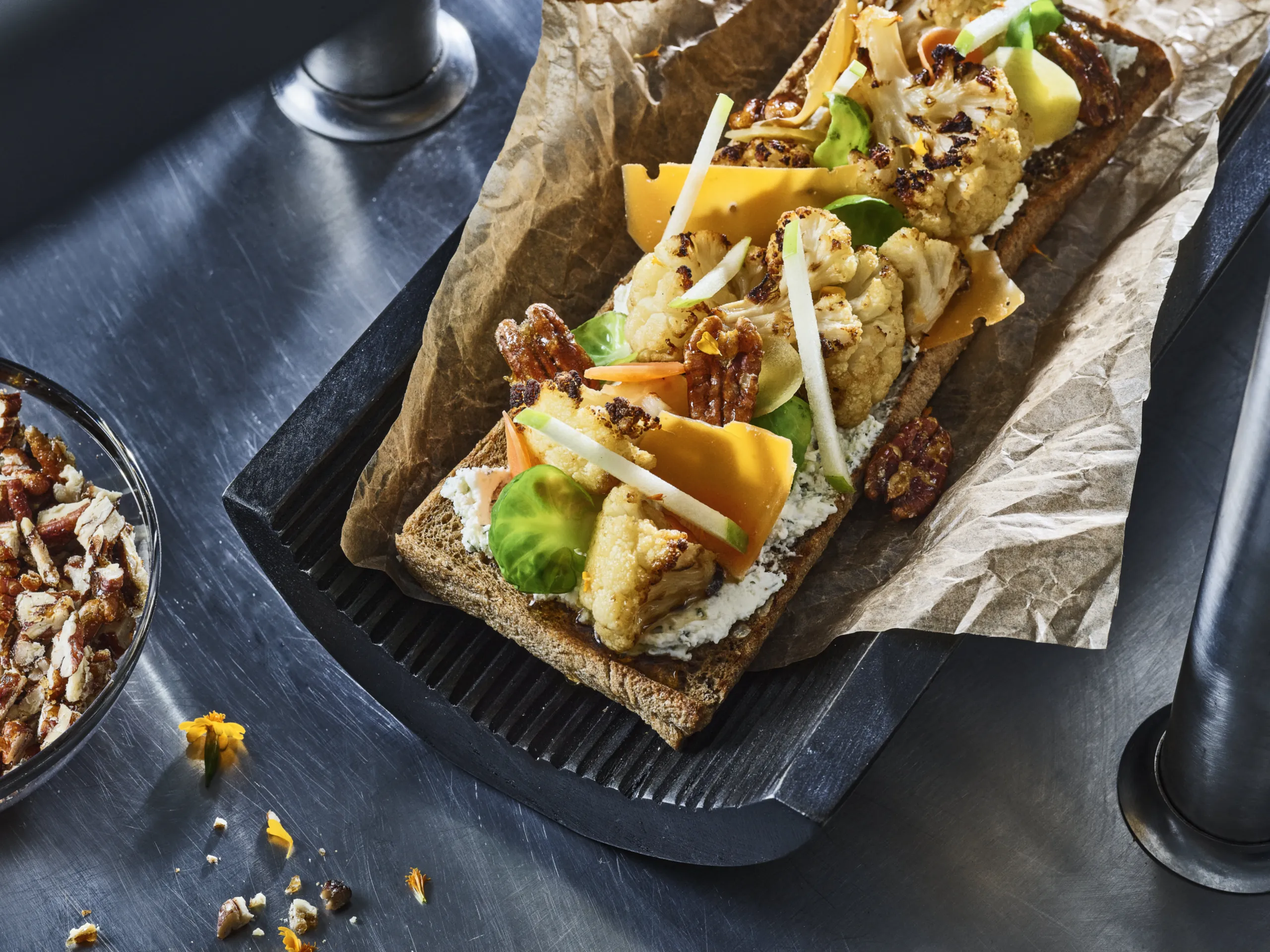 Tartine grillée aux légumes rôtis