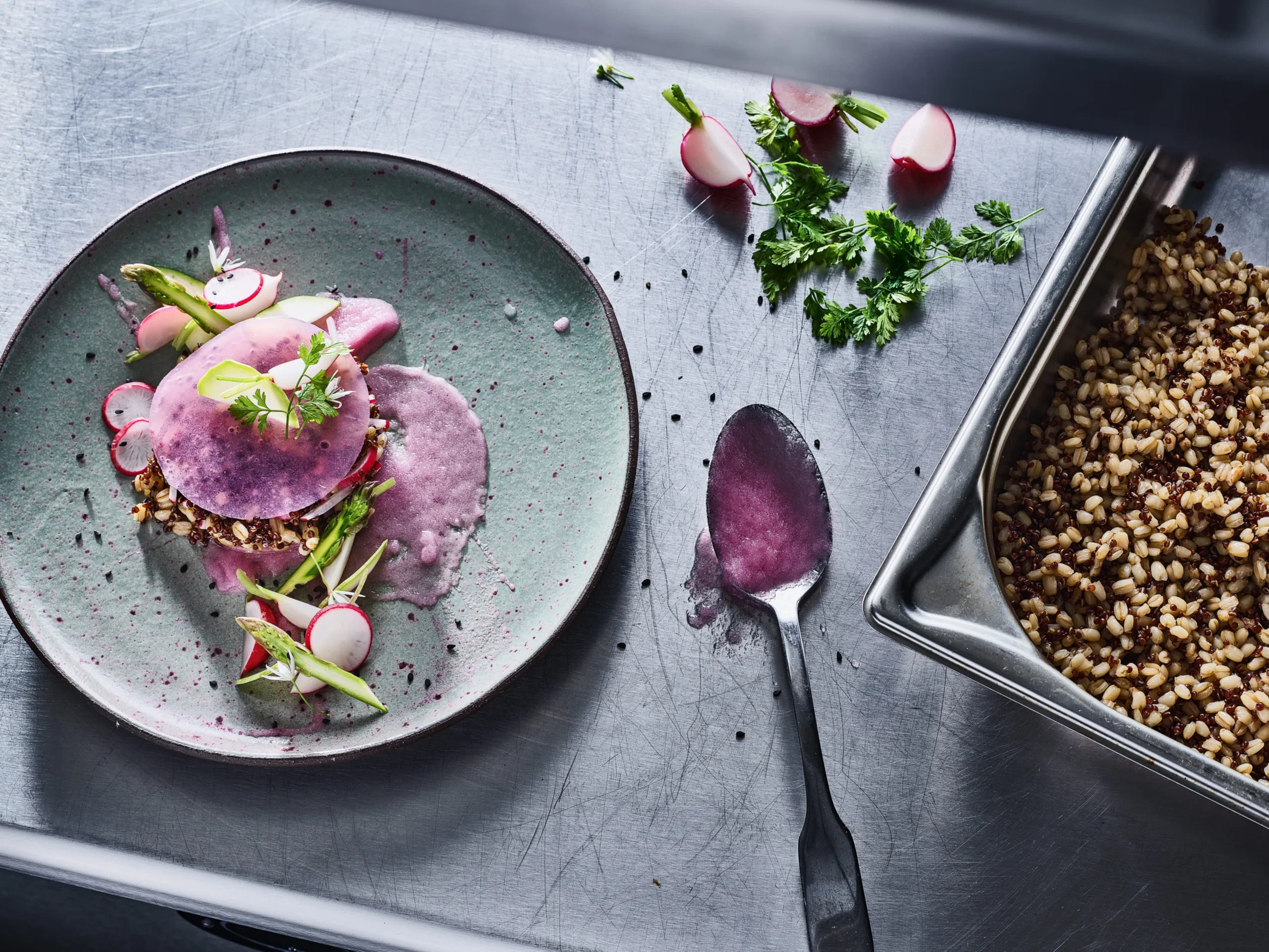 Salade de quinoa et légumes croquants au gel de radis