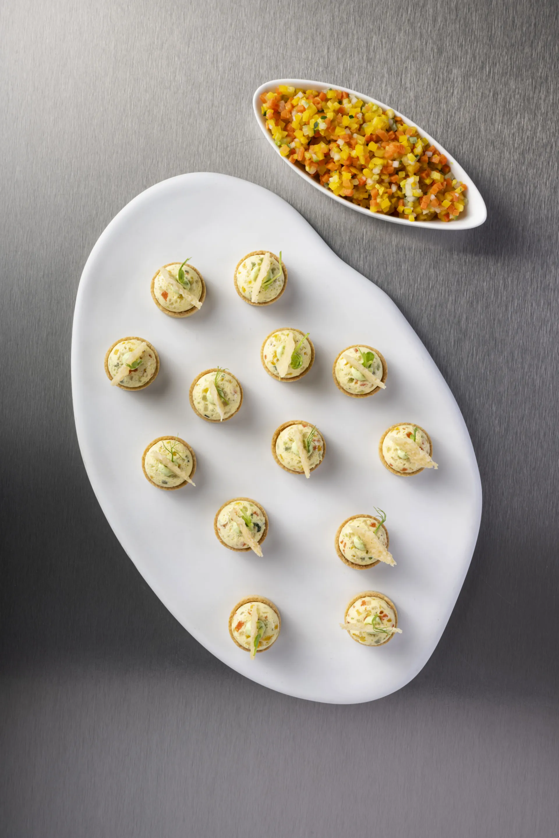 Tartelletta di brisée con cupola di Brunoise e cialda di Parmigiano croccante