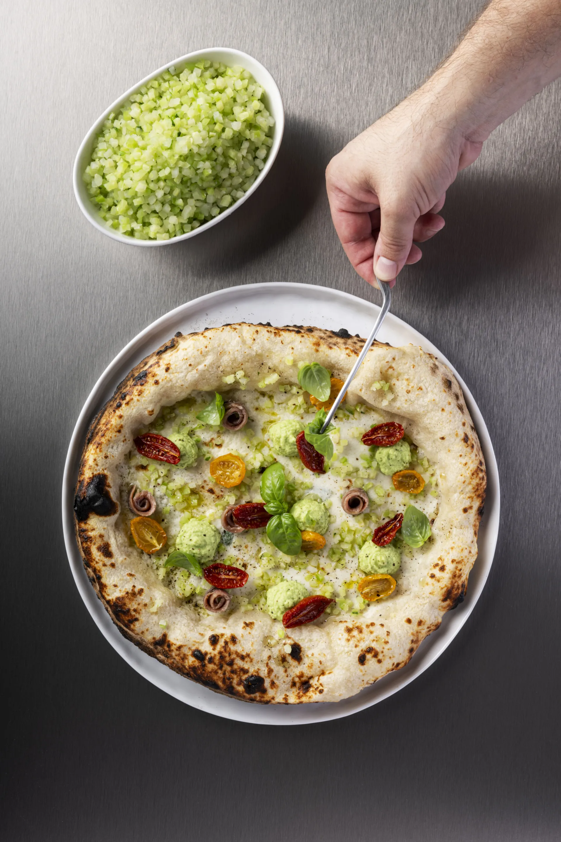 Pizza gourmet con pesto di Brunoise di Broccoli, acciughe e pomodorini secchi