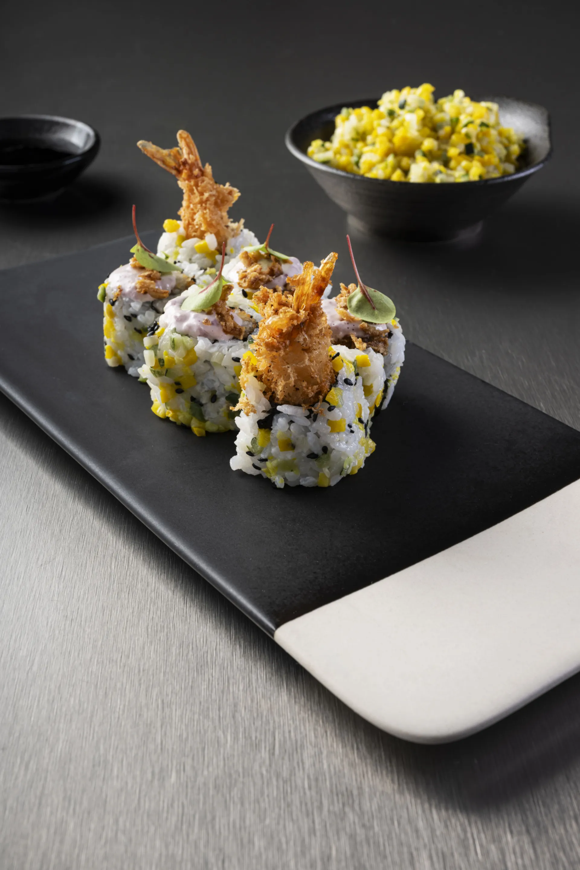 Uramaki di riso e Brunoise di Zucchine, gamberi in tempura e maionese alla
Cipolla Grigliata