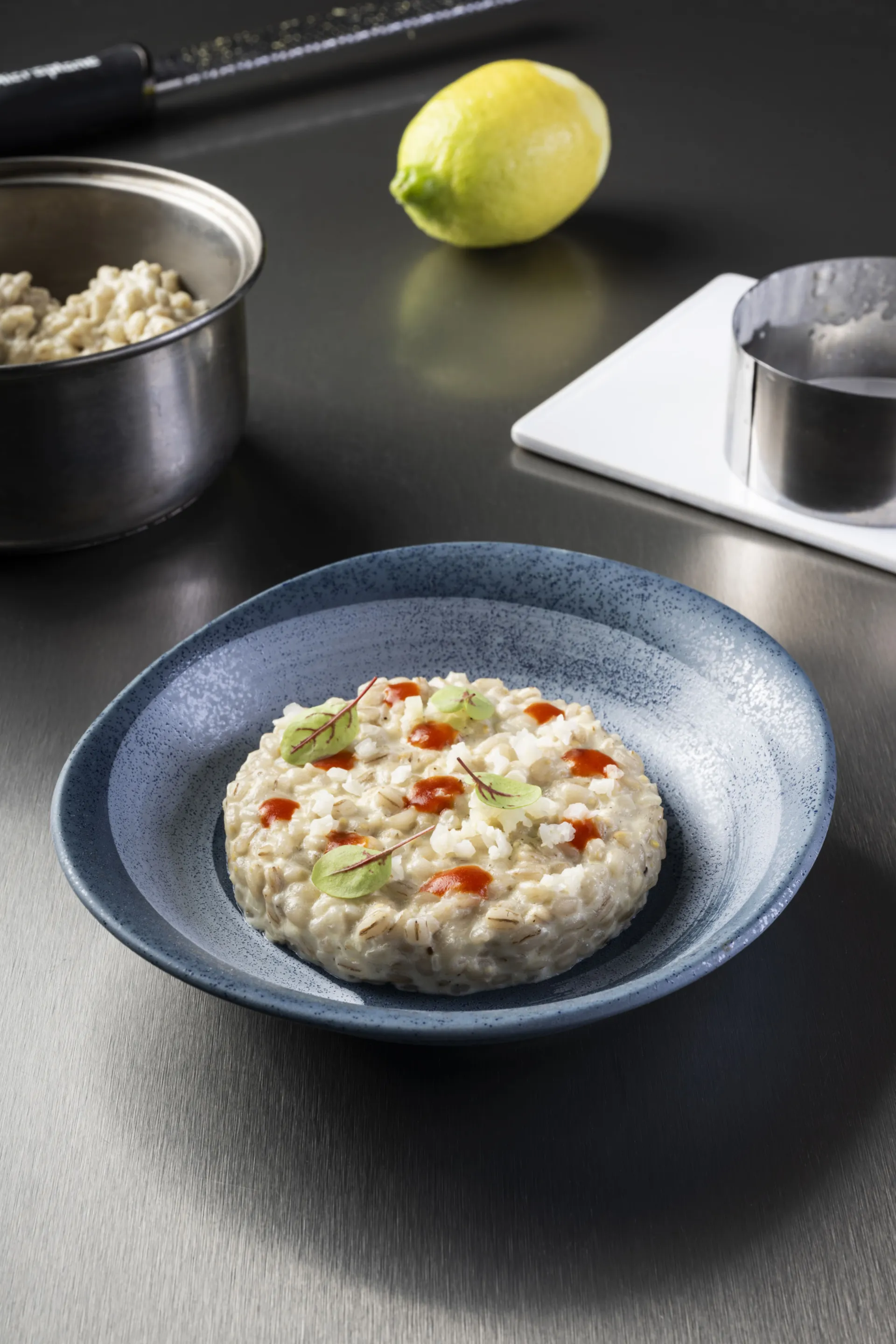 Orzotto in crema di Cavolfiori, limone e salsa piccante.