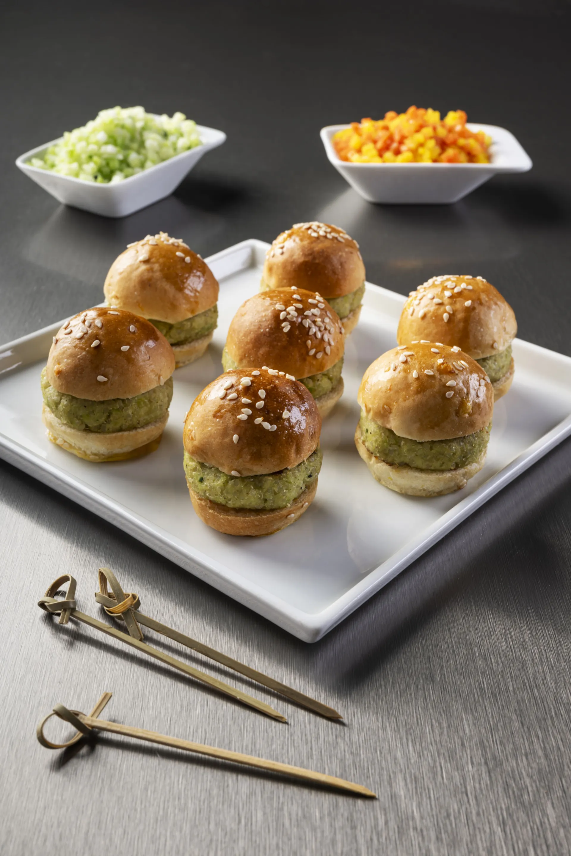 Mini hamburger alla Brunoise di Carote, medaglione di Brunoise di Broccoli e Quinoa con maionese all’acciuga.