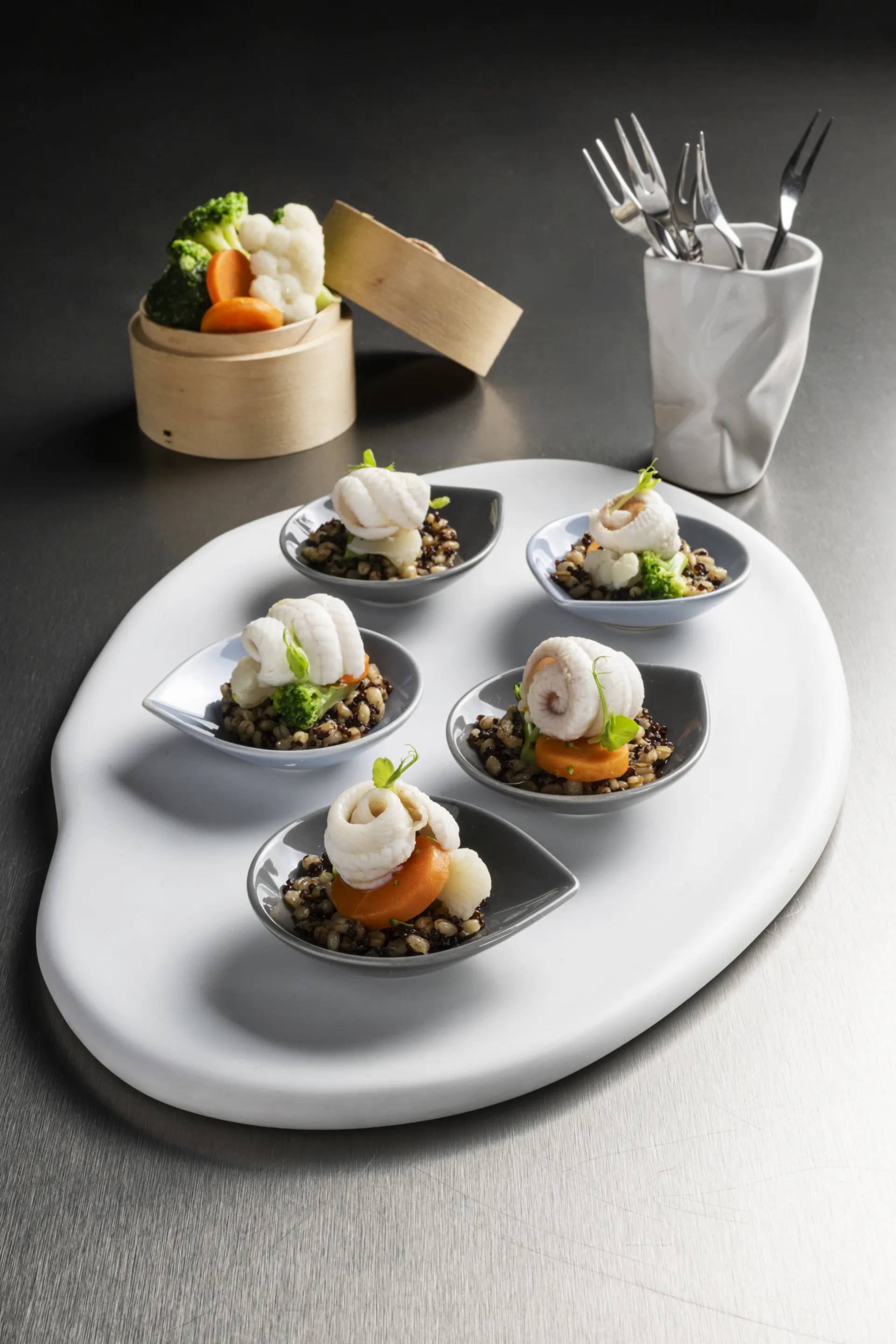 Riccioli di sogliola al vapore, grano saraceno tostato e Contorno Tricolore