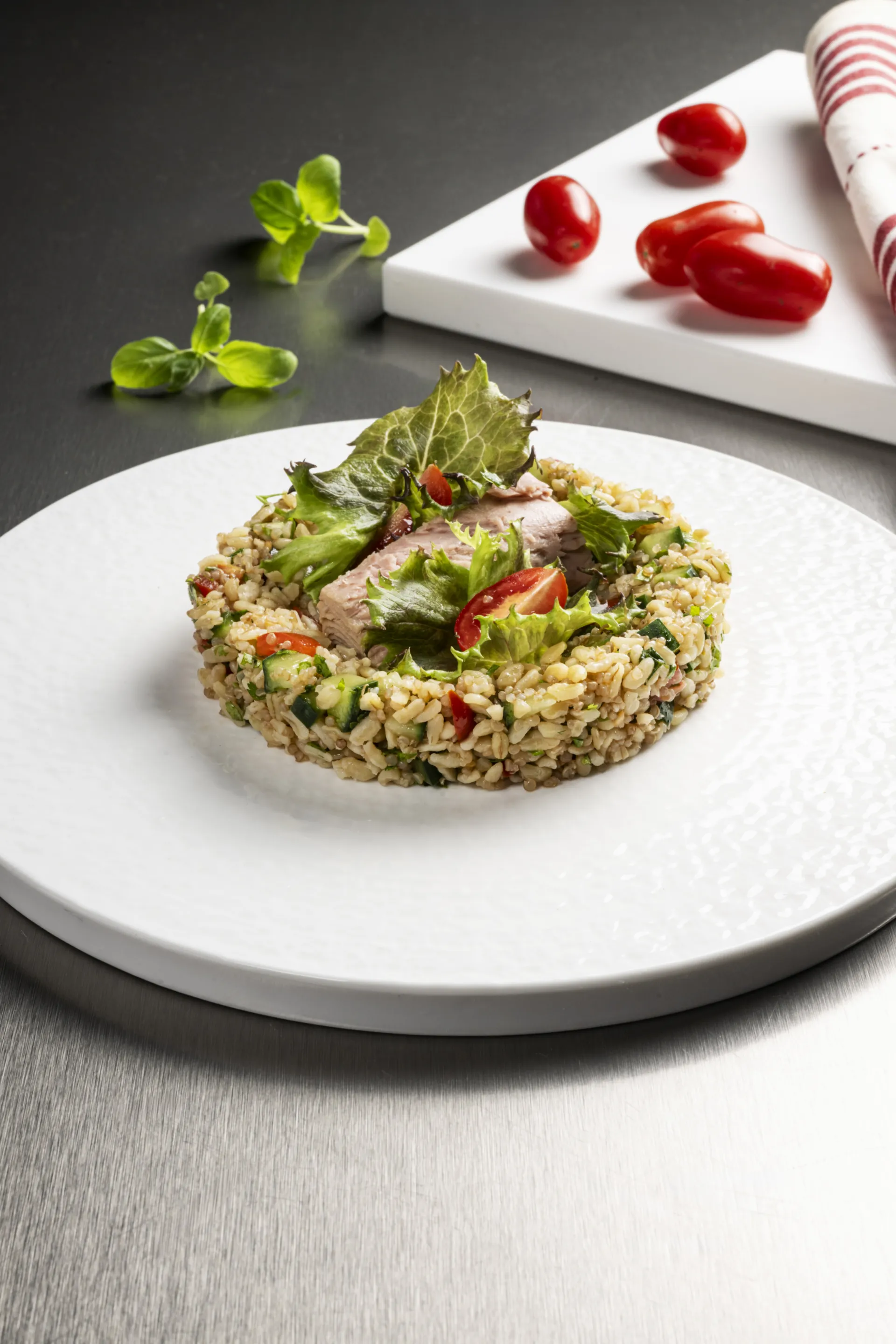 “Pokè” di bulgur e quinoa con tonno e cetrioli