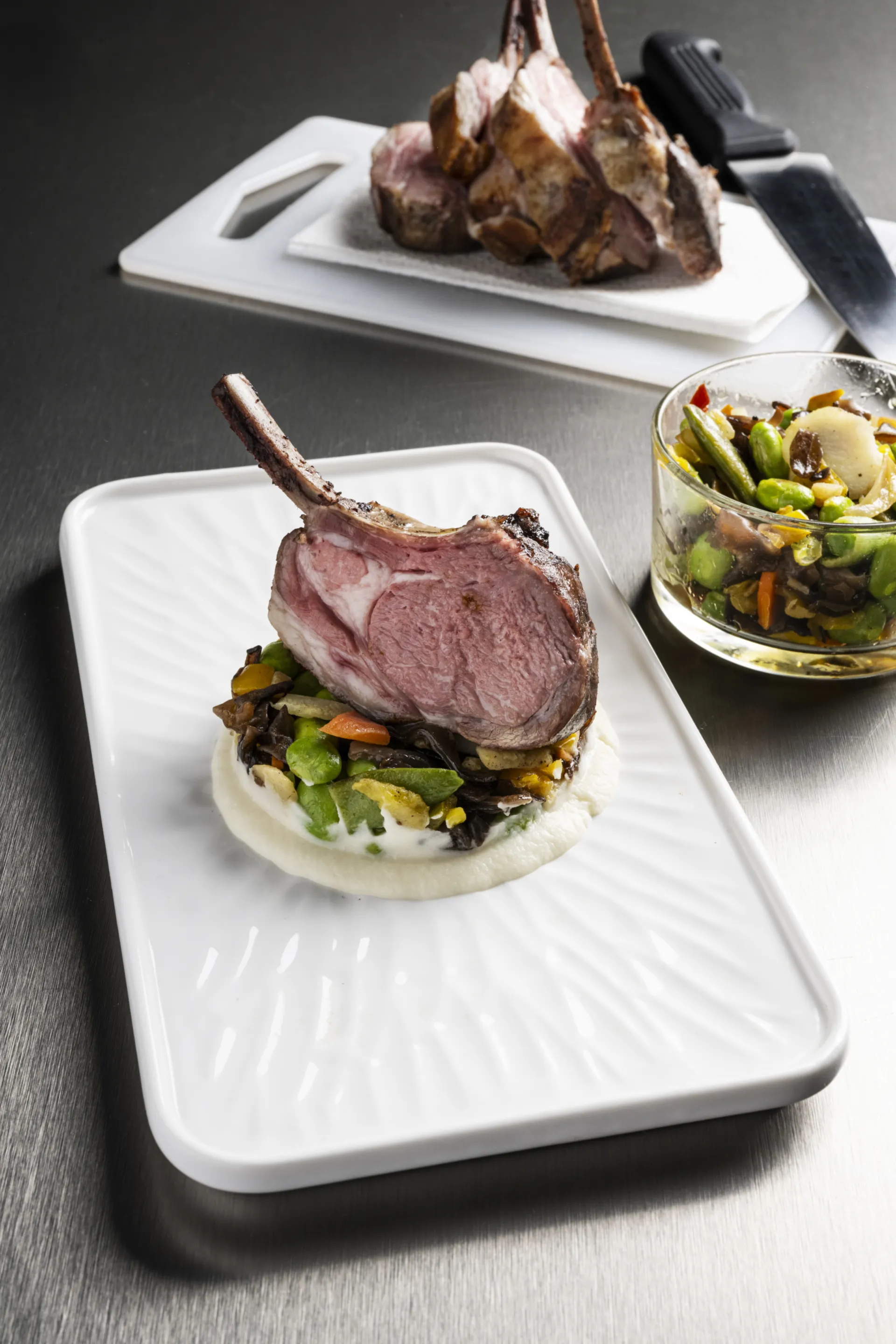 Costoletta di agnello con Wok Indonesia e purea al sedano rapa