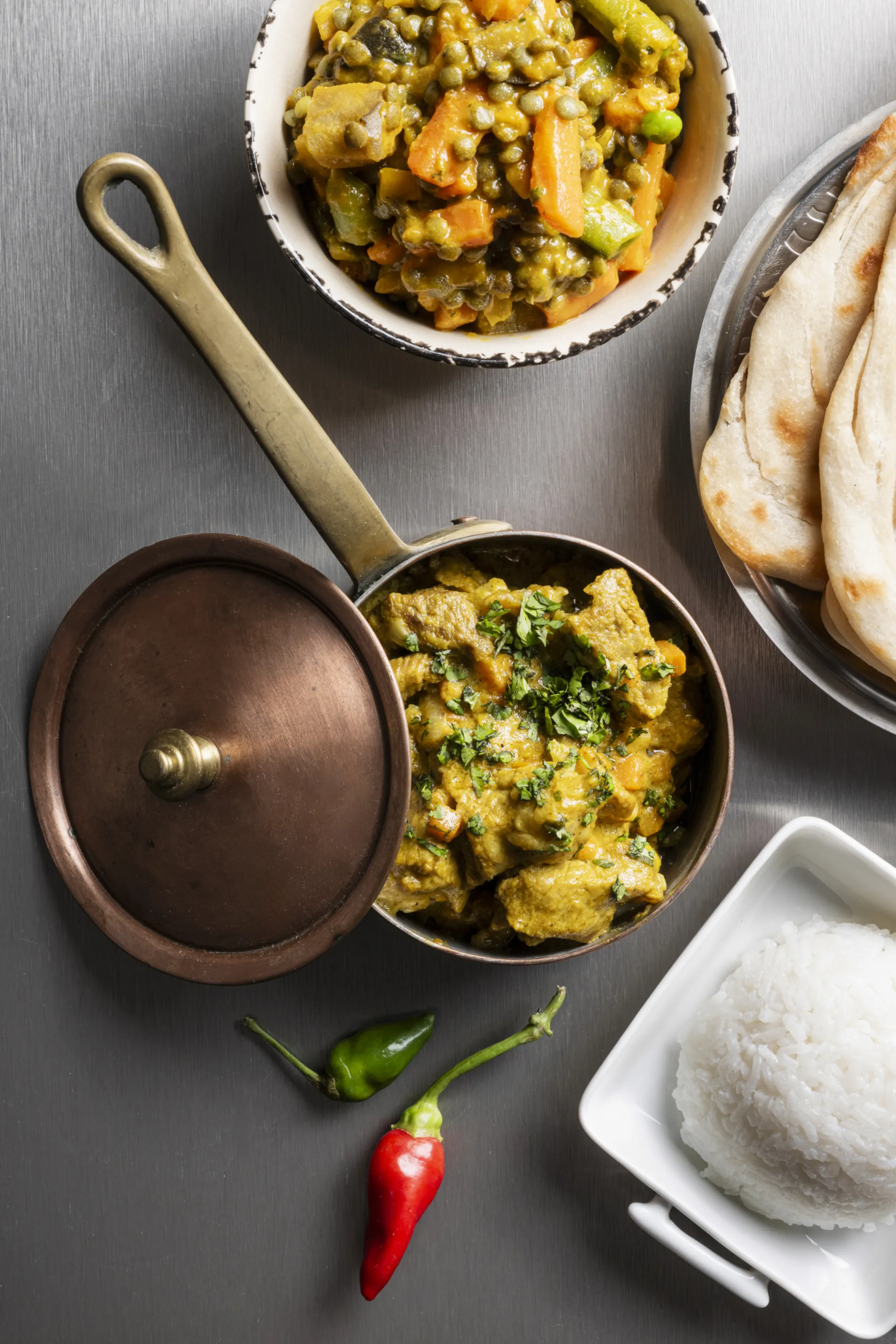 Stufato di agnello al curry, coriandolo e contorno India