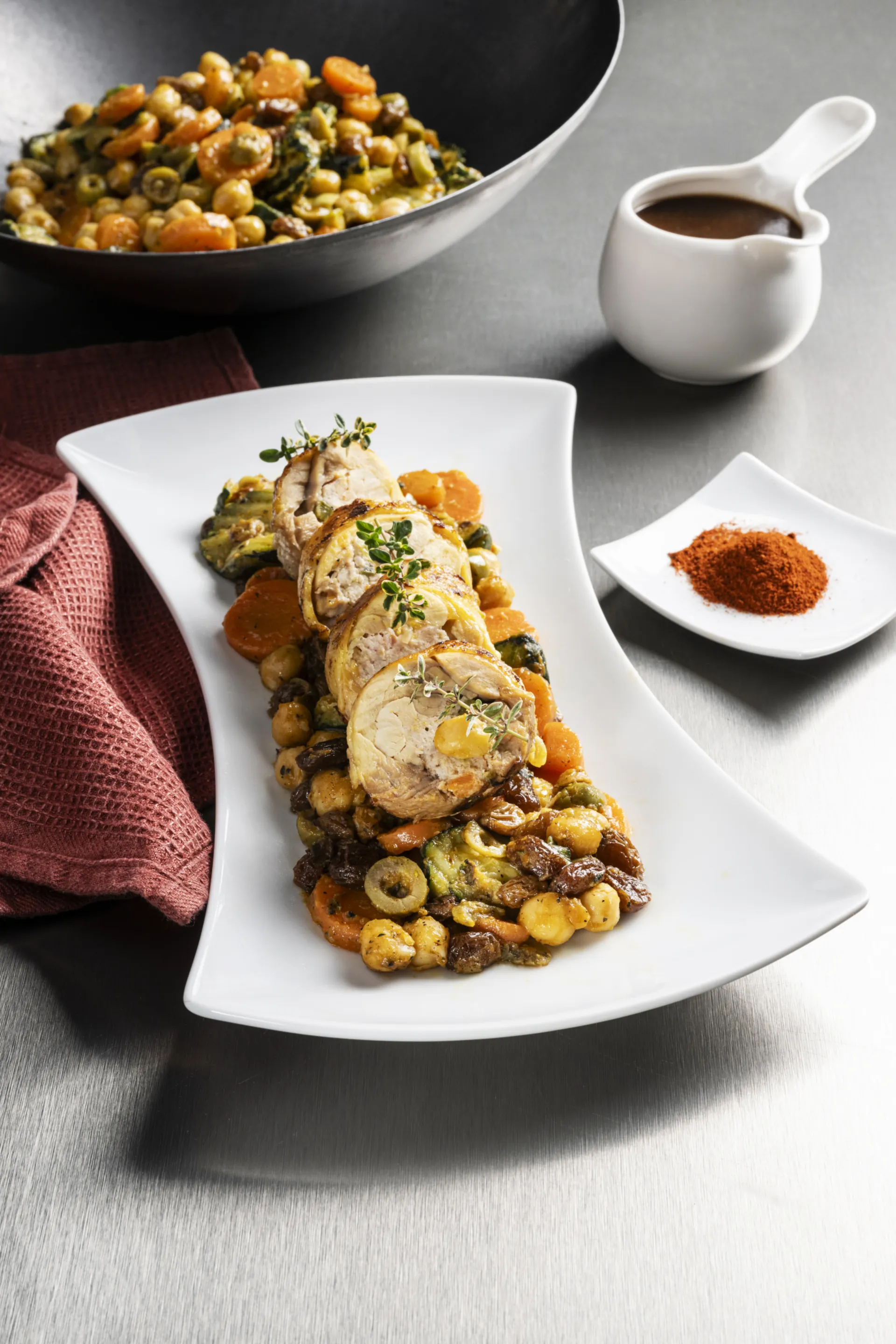 Rollè di pollo ripieno con Contorno Marrakech