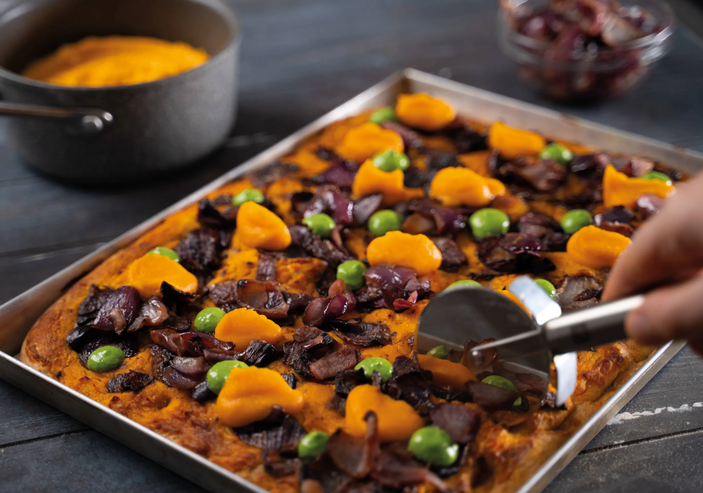 Pizza in teglia integrale con crema di Zucca e Cipolle rosse grigliate