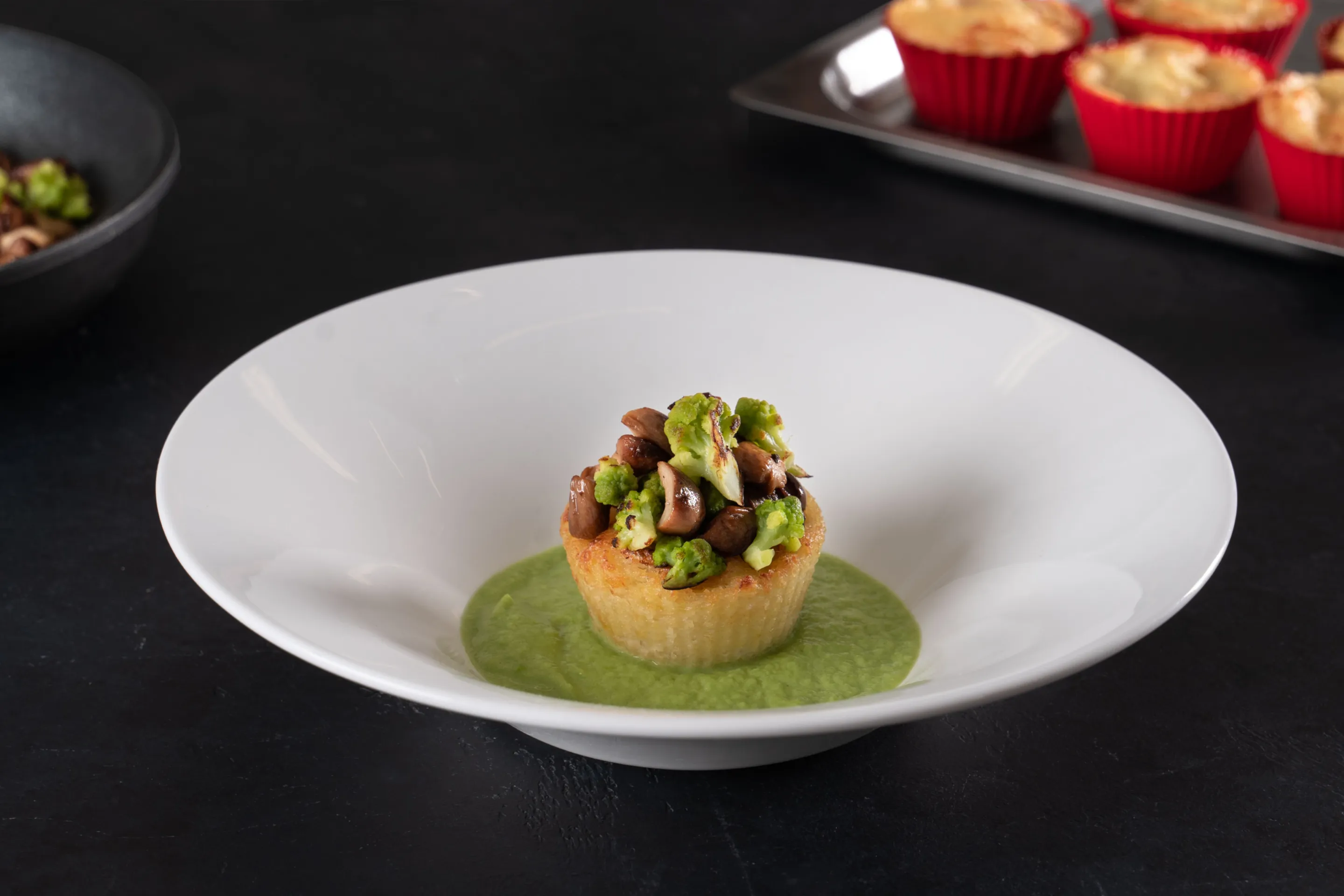Sformatino di cavolfiore, mousse di porcini, crema di cavolo romanesco e porcini spadellati