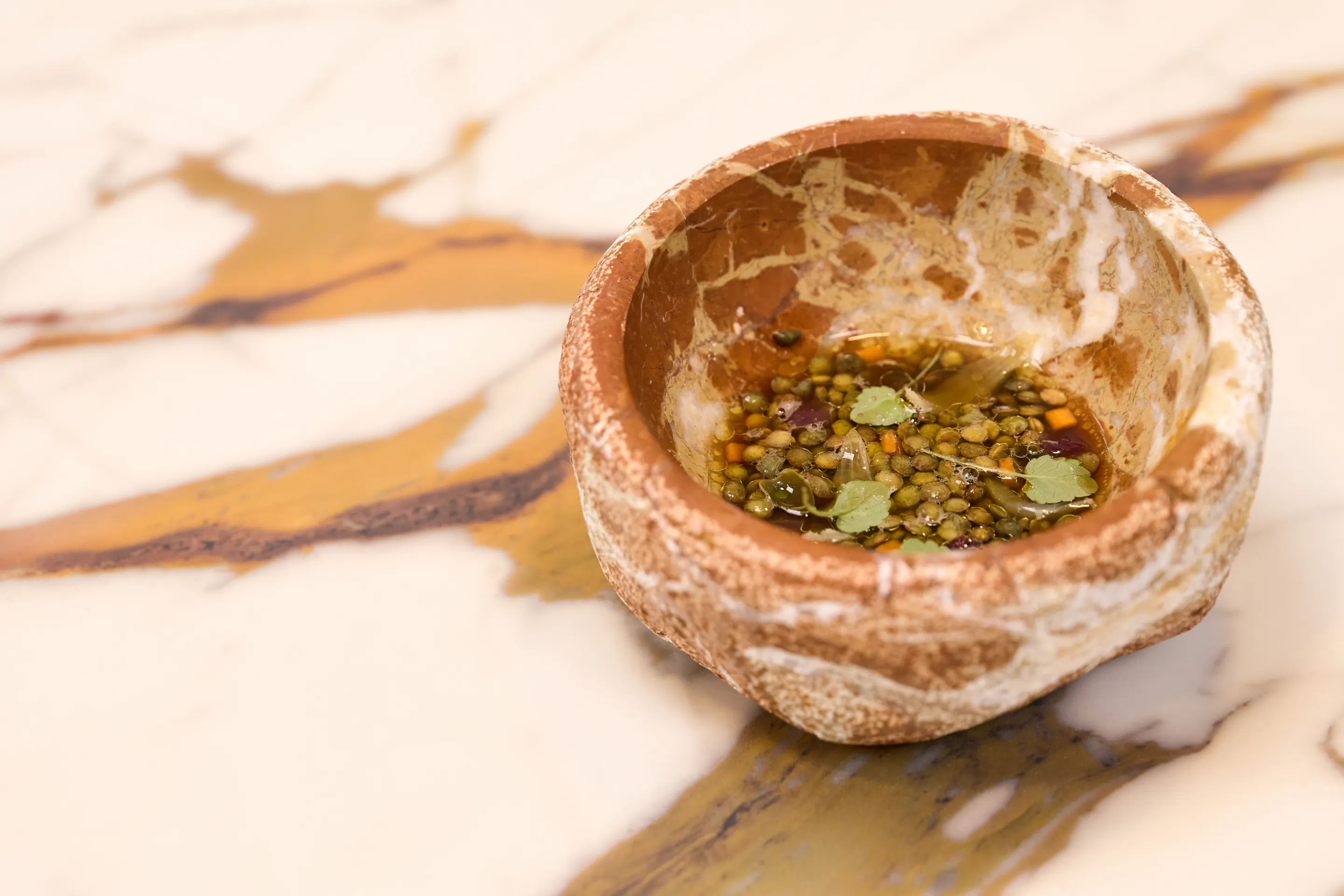 Caviar de Lentejas, cebolla roja, alcaparras y hierbas del litoral