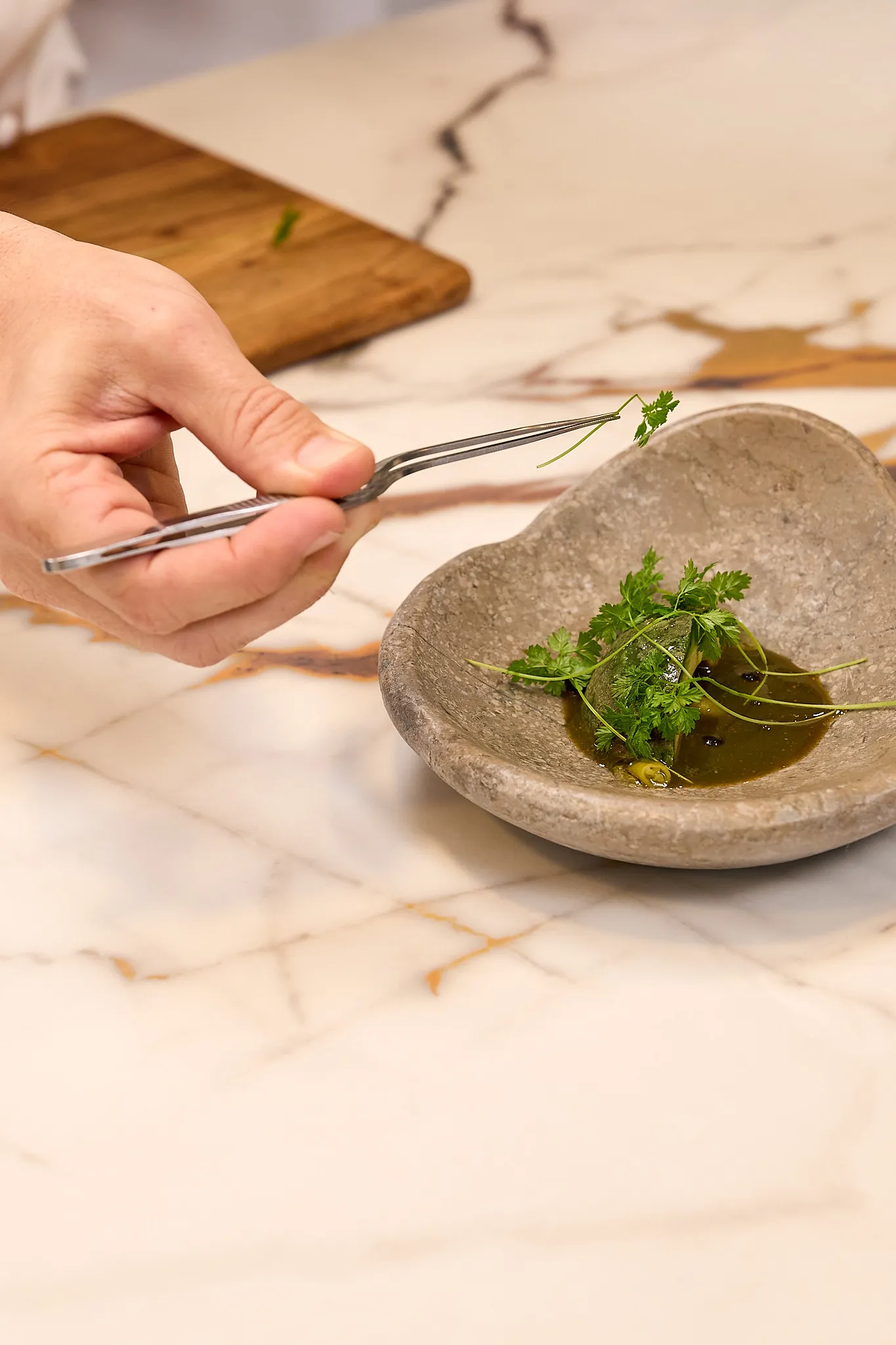 Aguacate curado el sal, crema de espinacas y champiñones