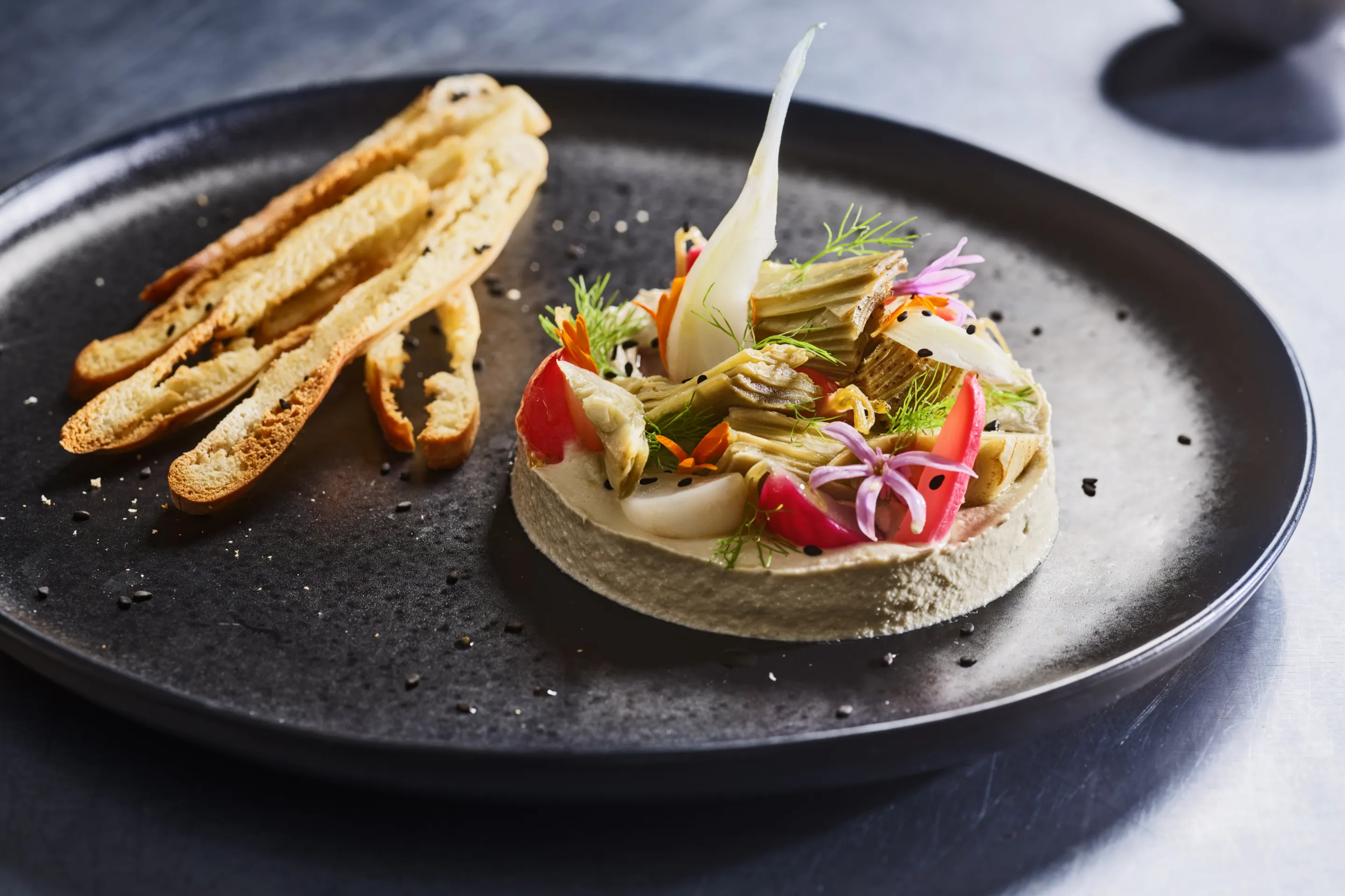 Houmous d'artichauts et ses quartiers, pickles de légumes