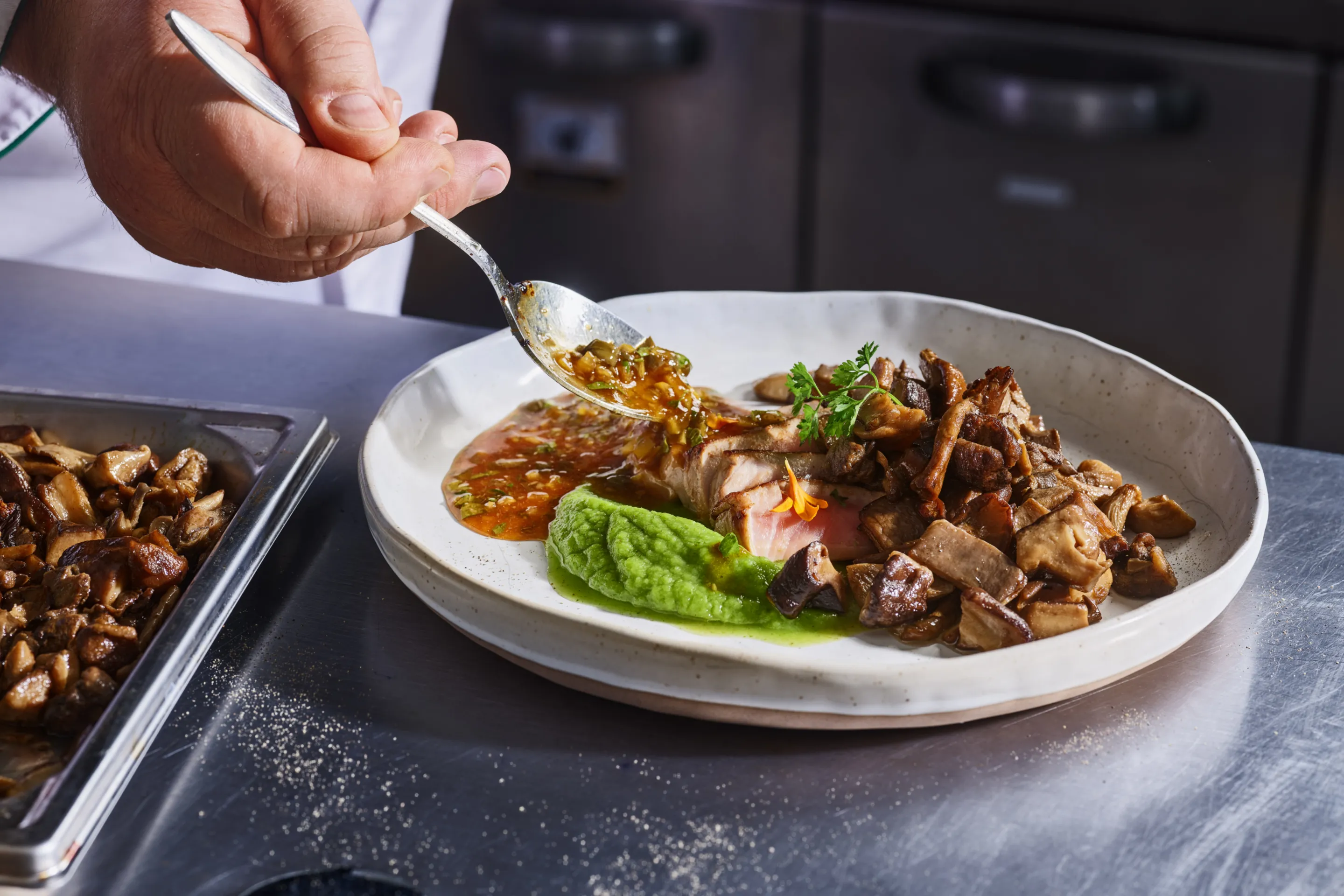 Champignons sautés, purée de brocolis et veau sauce vierge