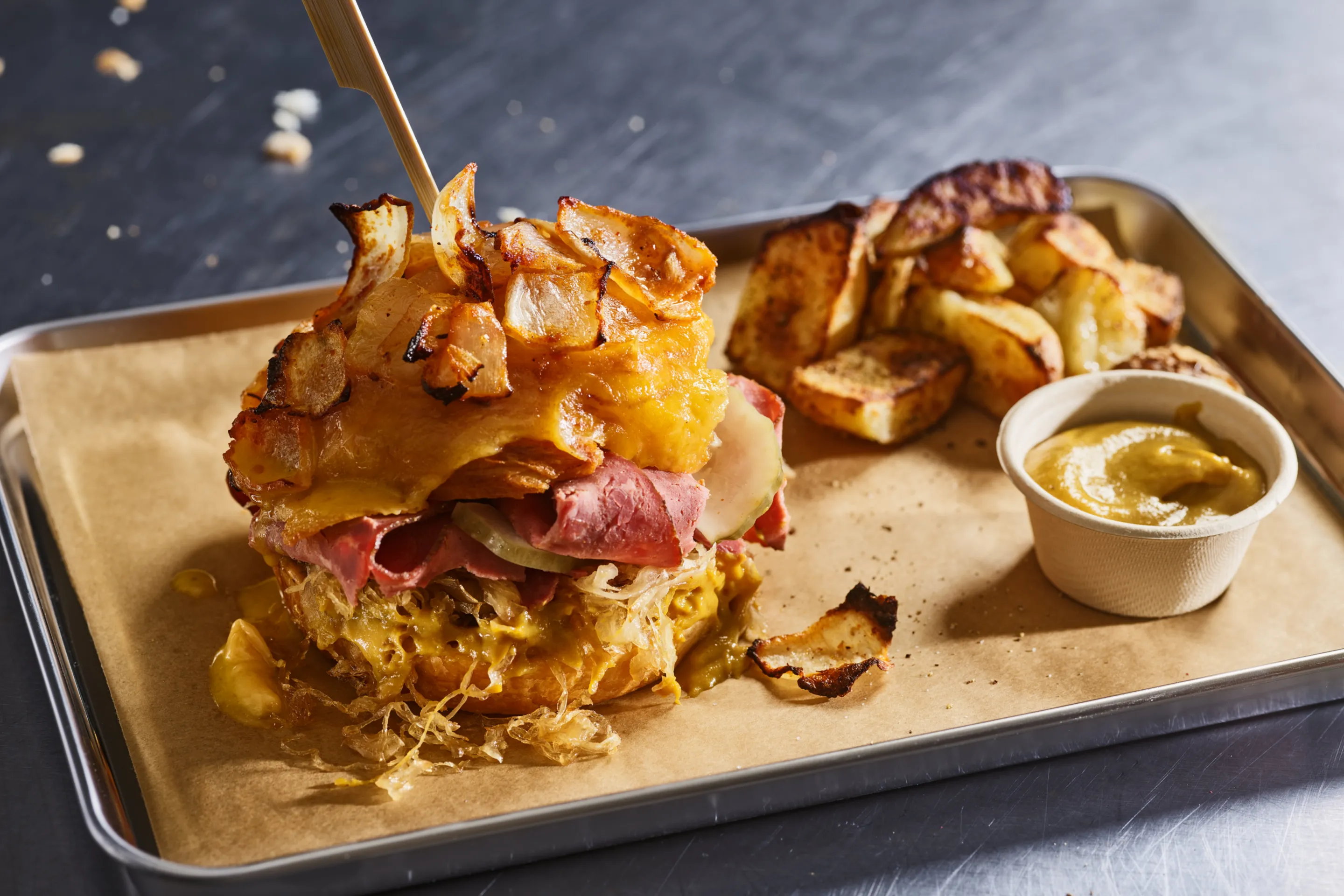 Bun gratiné aux oignons rôtis et pastrami