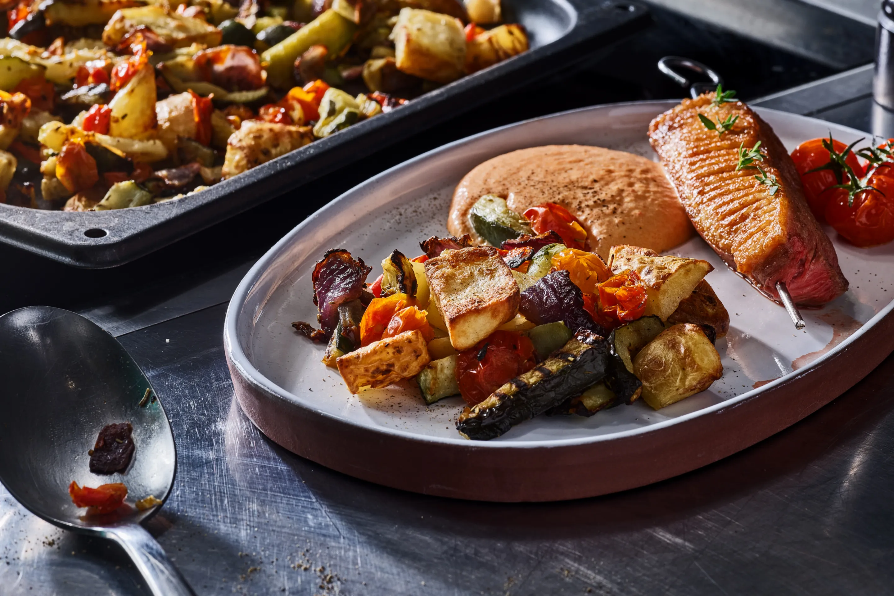 Poêlée aux légumes rôtis romarin, paprika fumé et brochette de canard