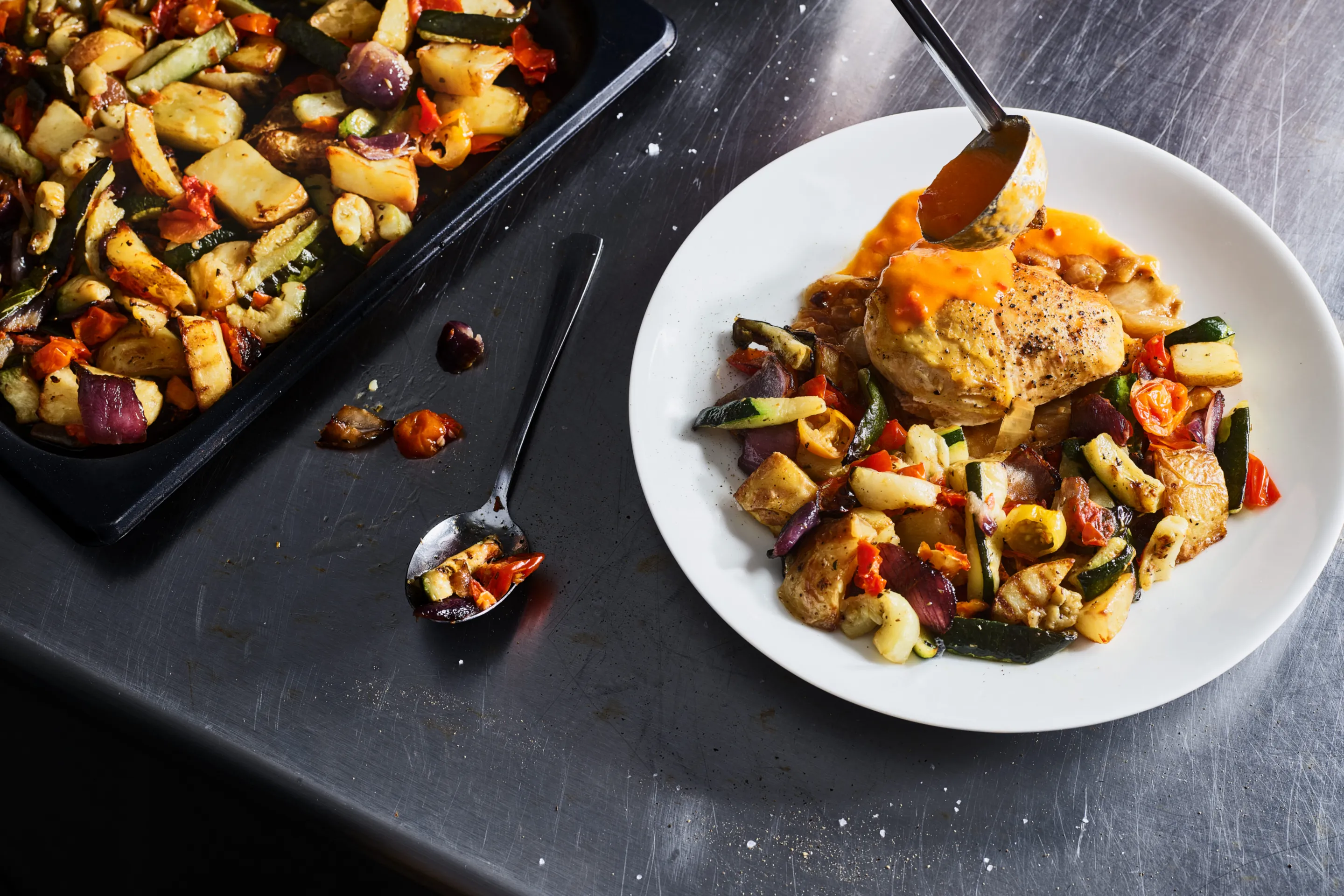 Poêlée aux légumes rôtis romarin, sauce poivron et cuisse poulet farci