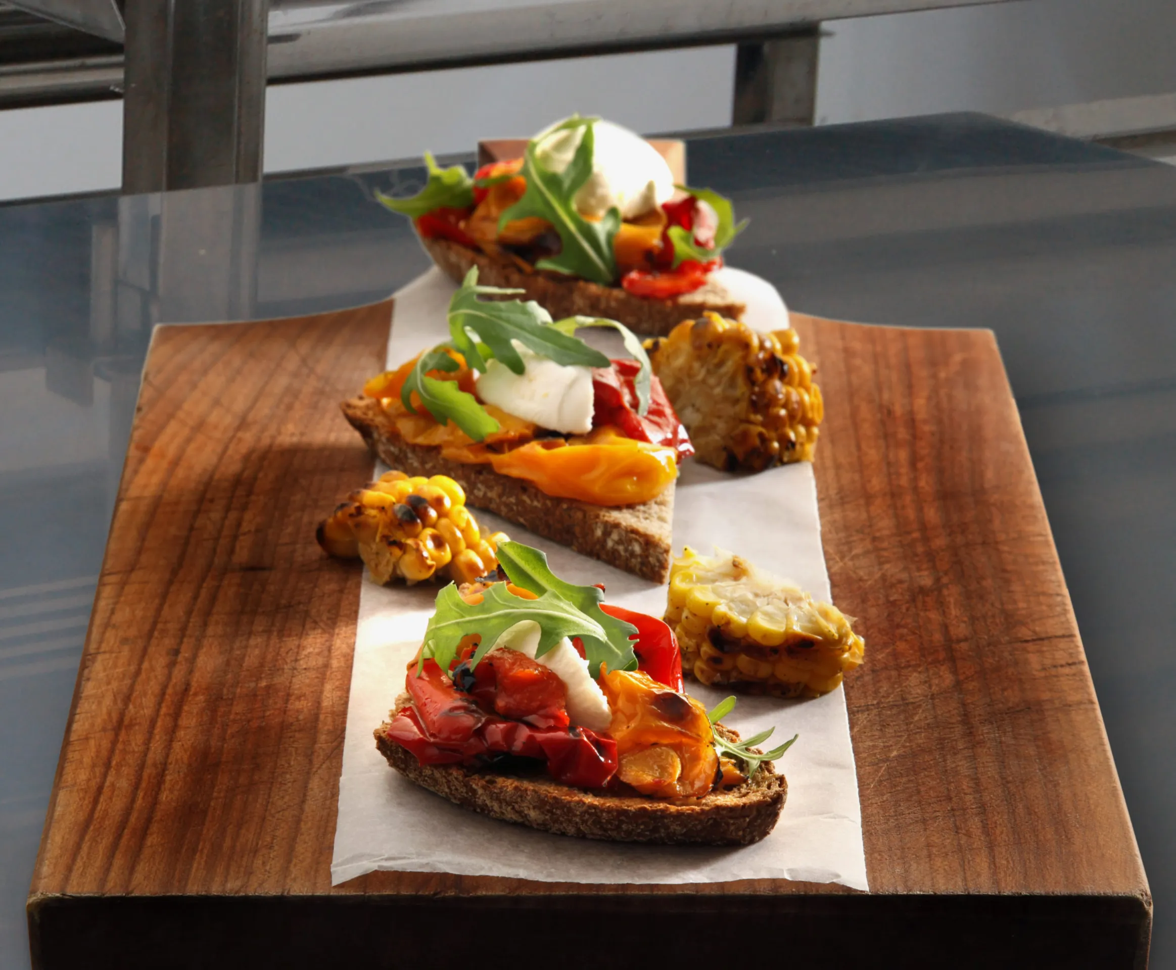 Bruschetta integrale rustica ai due peperoni grill