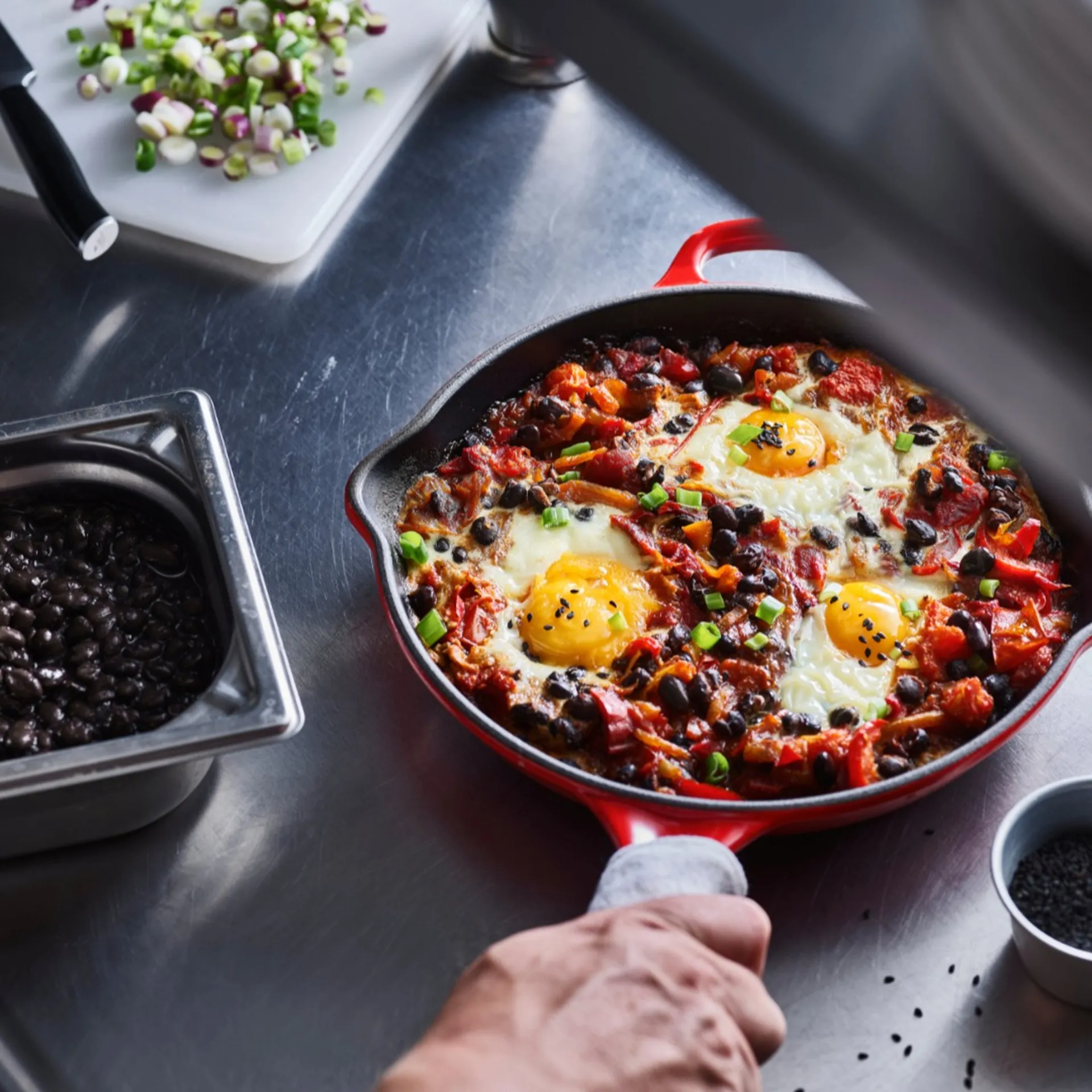 Shakshuka z grilovaných paprik a červených fazolí