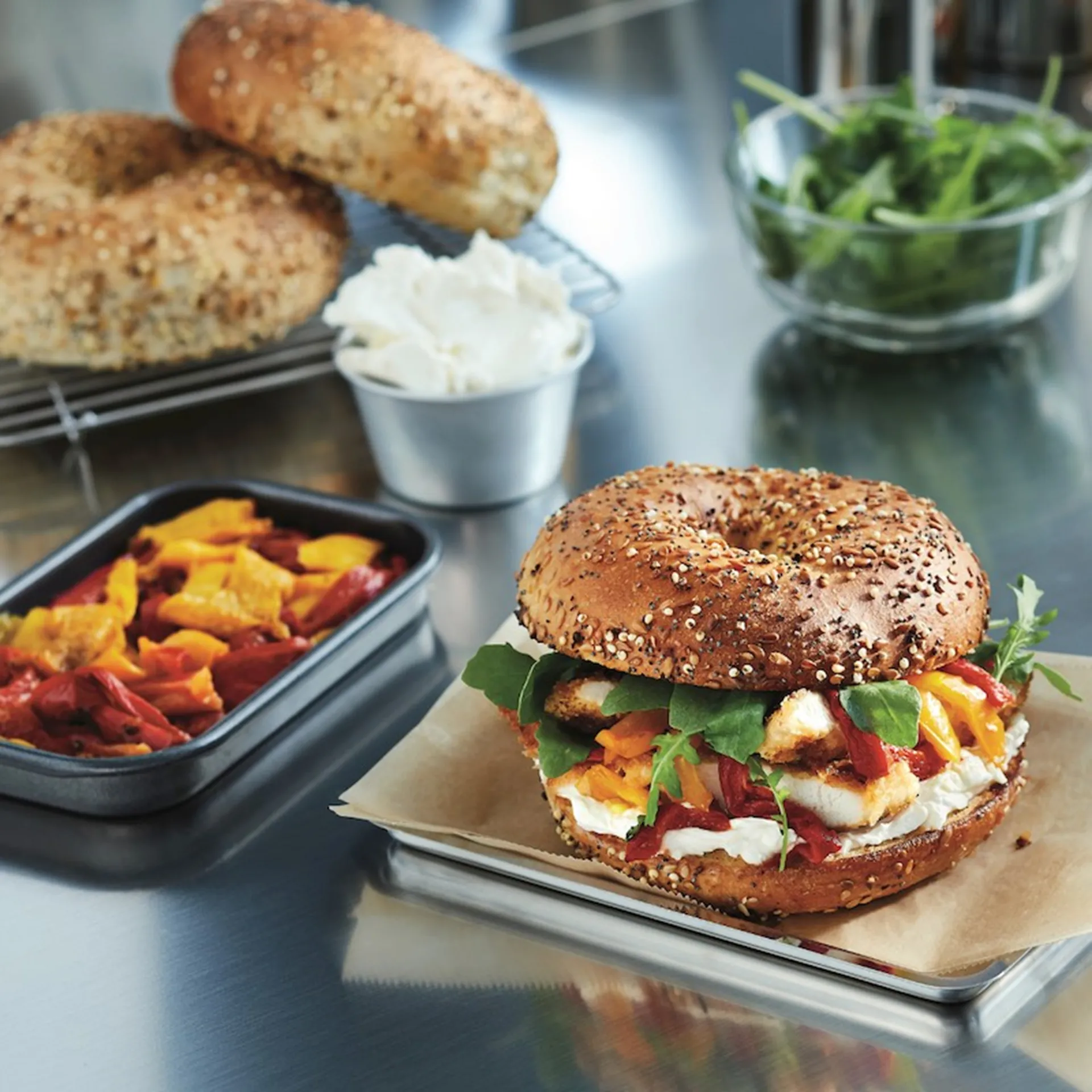 Bagel s grilovanou paprikou a kuřecím masem