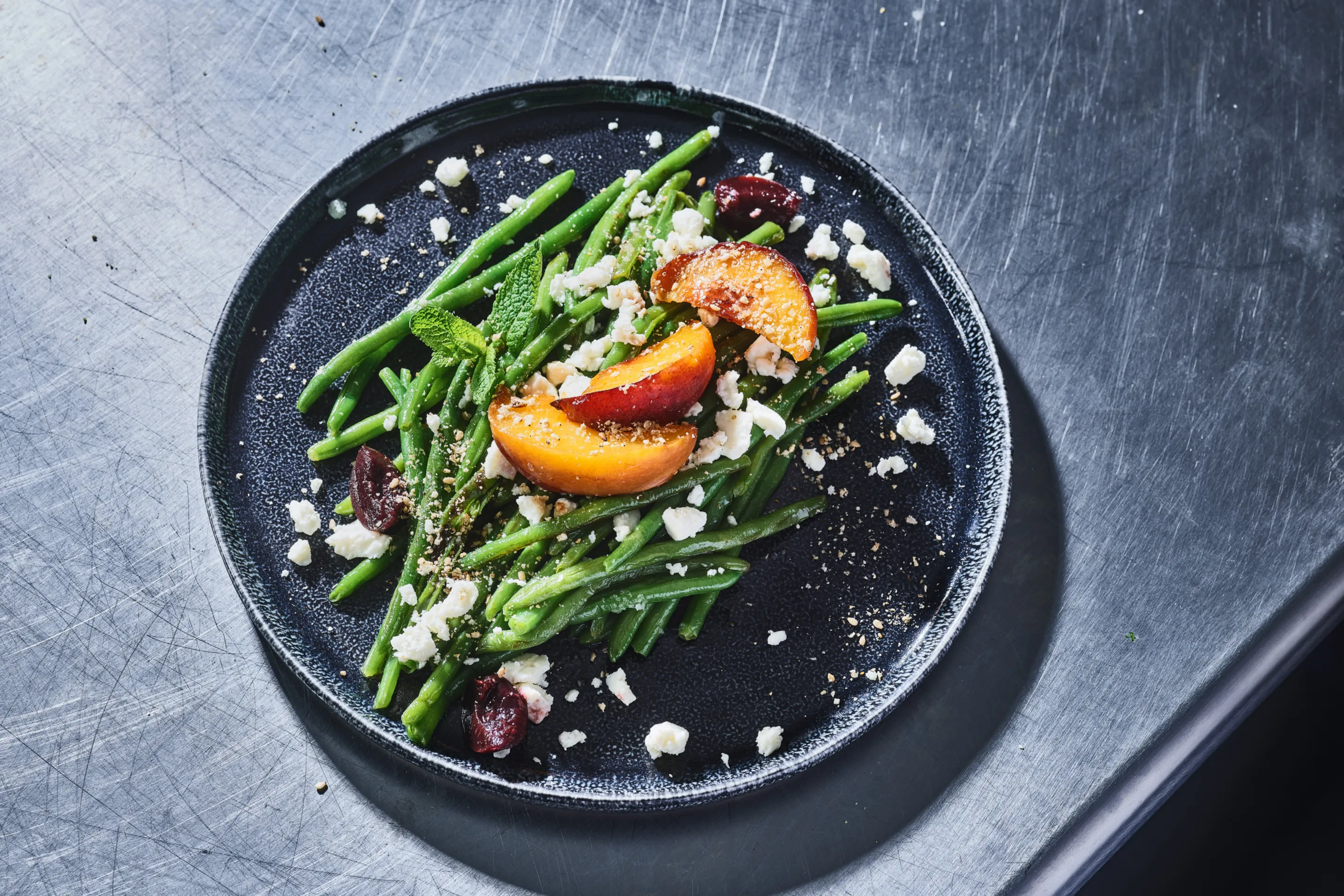 Haricots verts, pêche rôtie, feta et gomasio