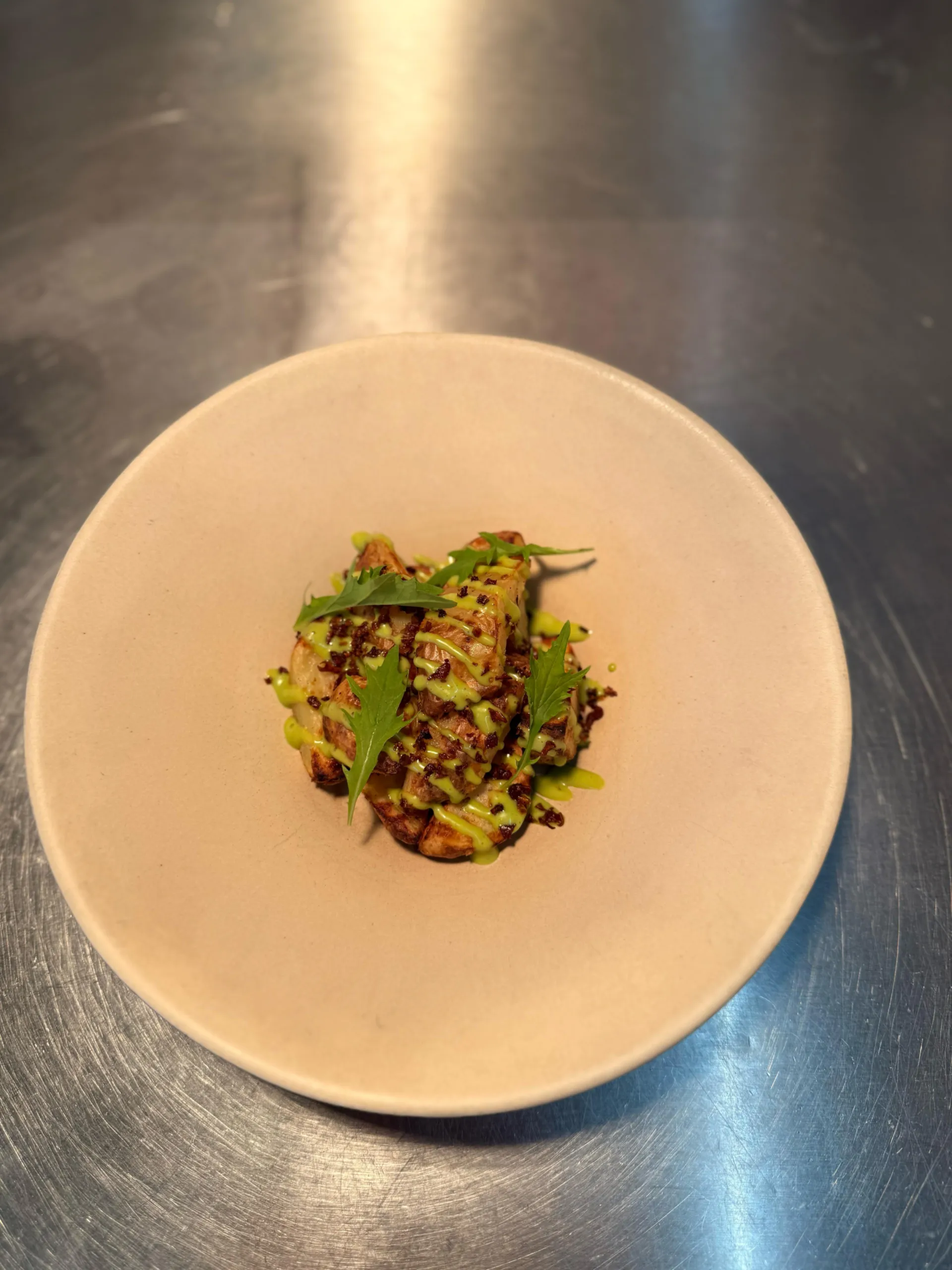 Batata assada com creme de alho e mostarda