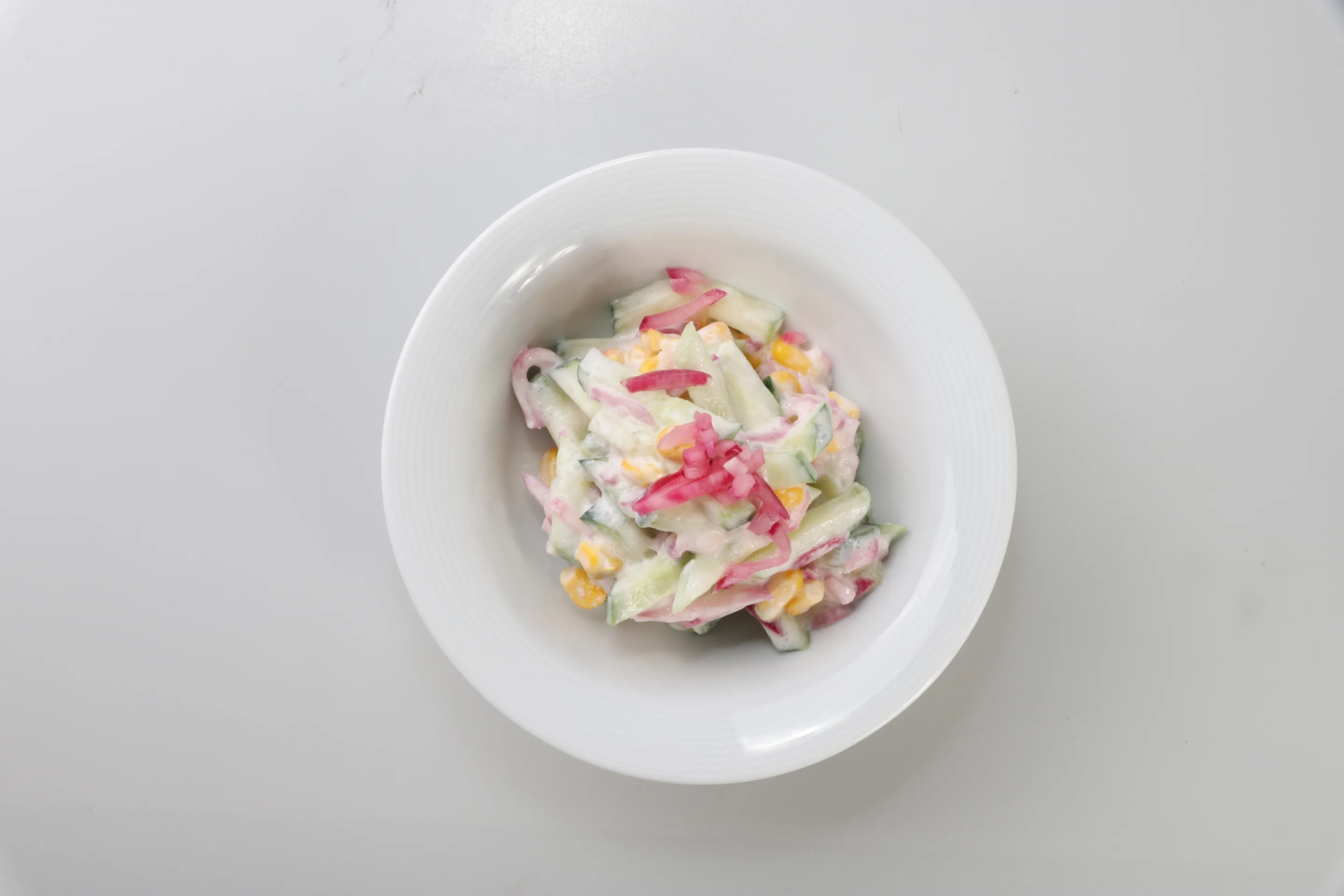 Plněný kynutý FIT knedlík restovanou hlívou v koprové omáčce, sypaný strouhaným vejcem a koprem