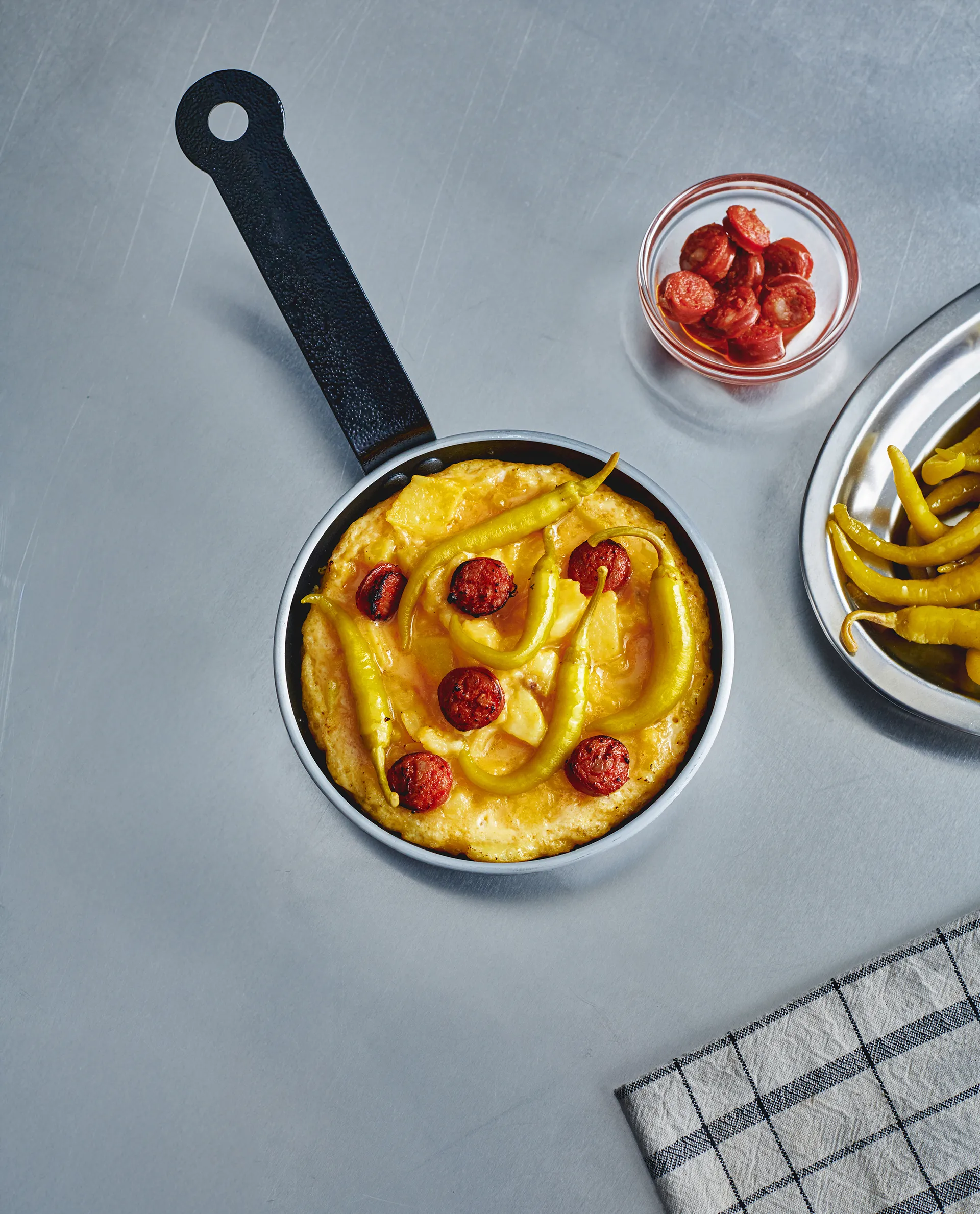TORTILLA VAGA CON CHISTORRA Y PIPARRAS