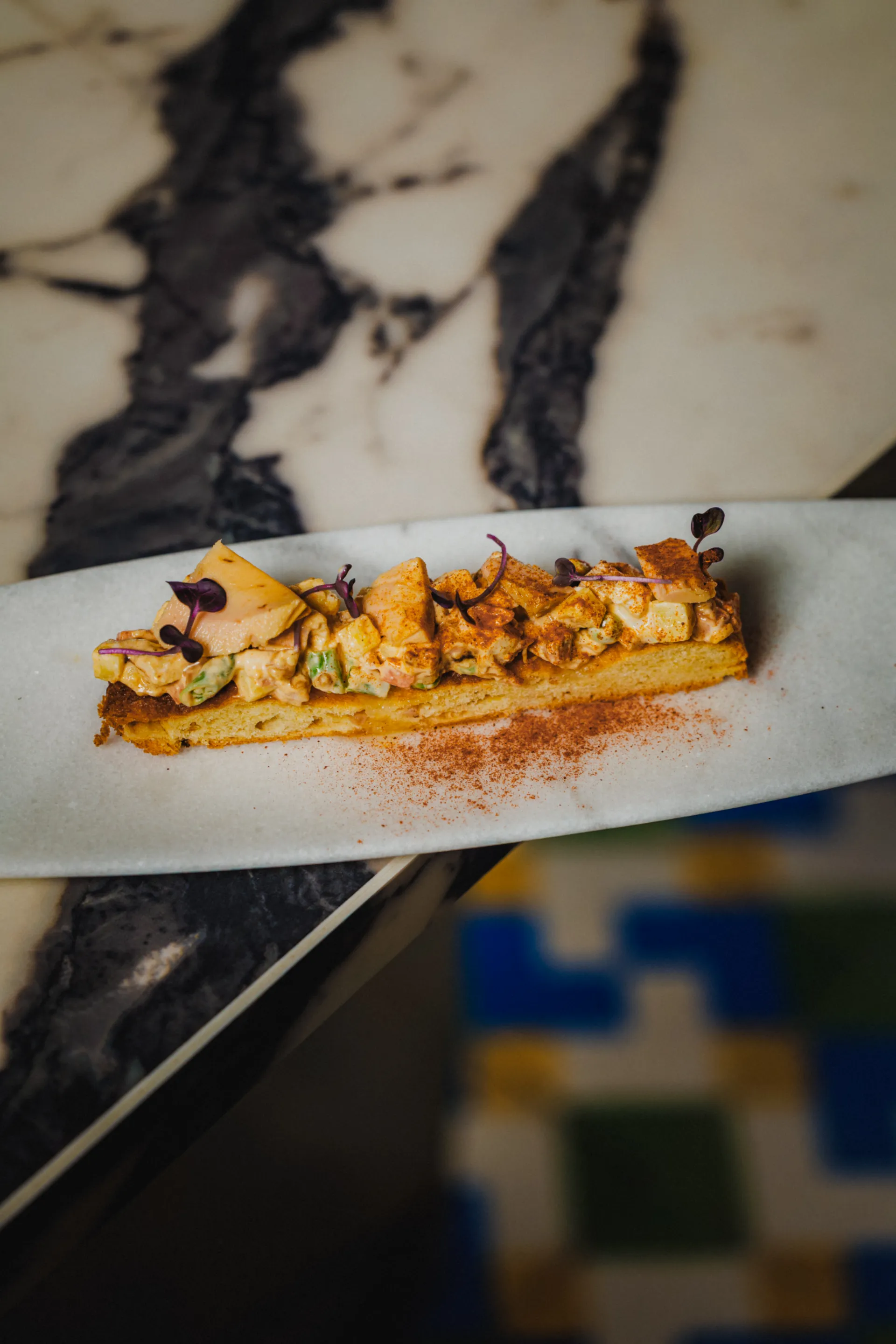 Ensaladilla  con lascas de ventresca y espuma de mahonesa y chicharrones