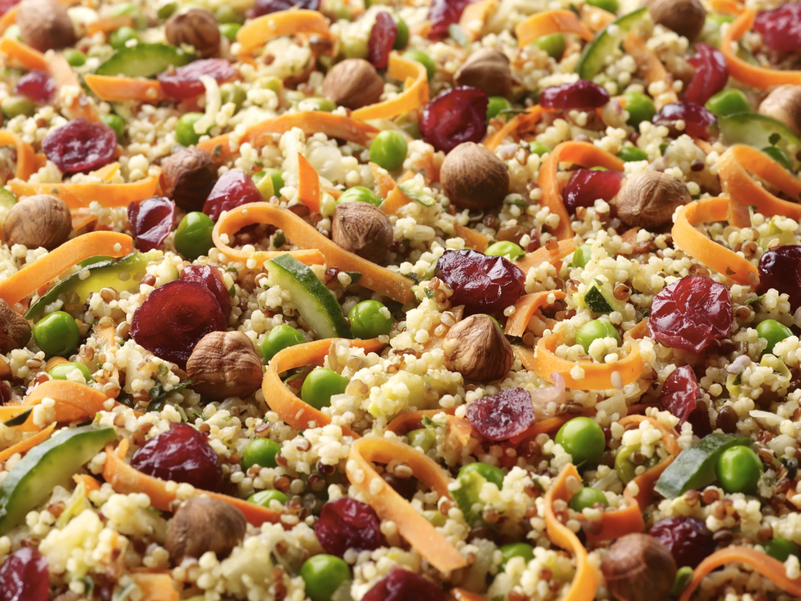 Duo de quinoa, pois doux &blé, cranberries, noisettes