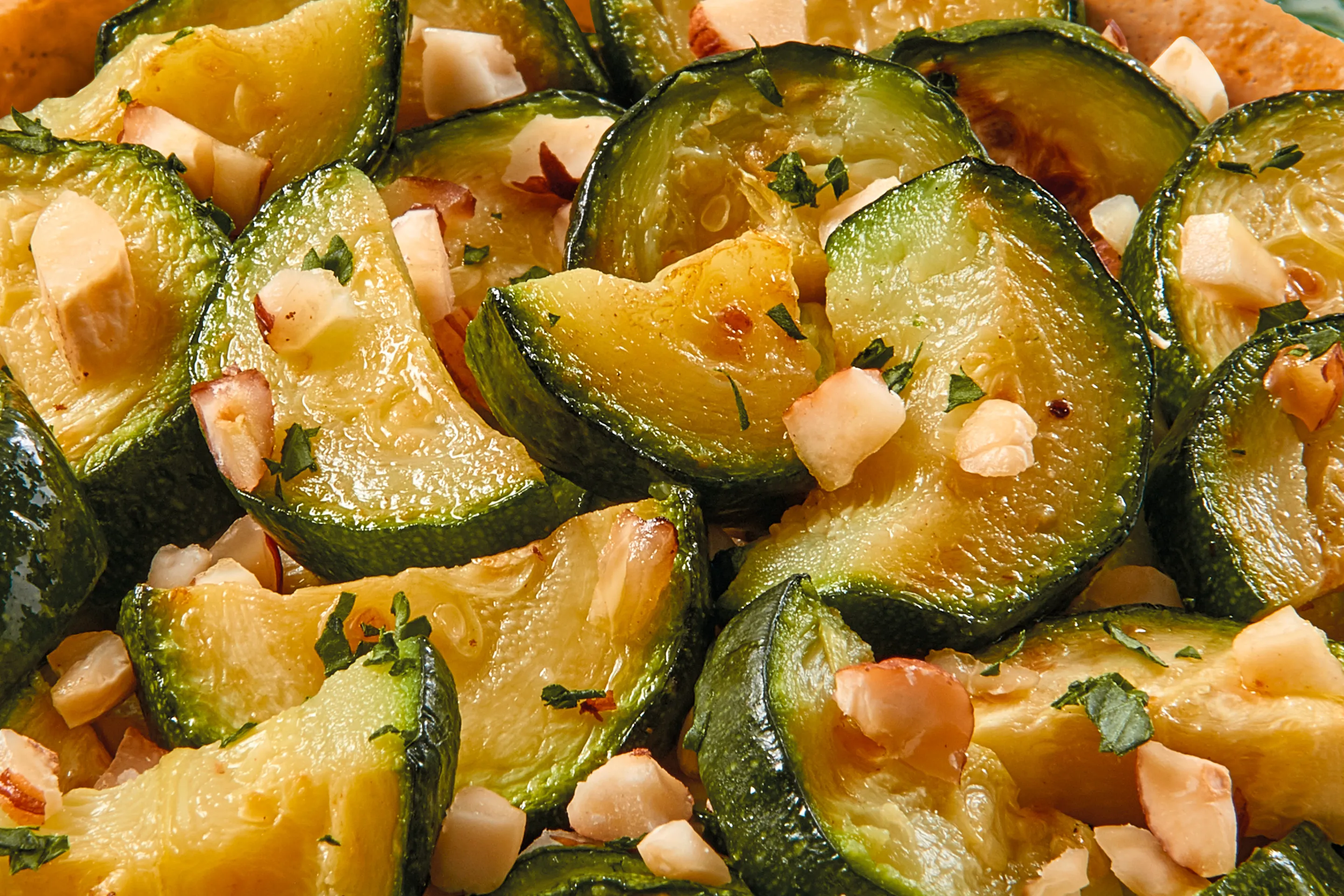 Zucchine con granella di anacardi e nocciole