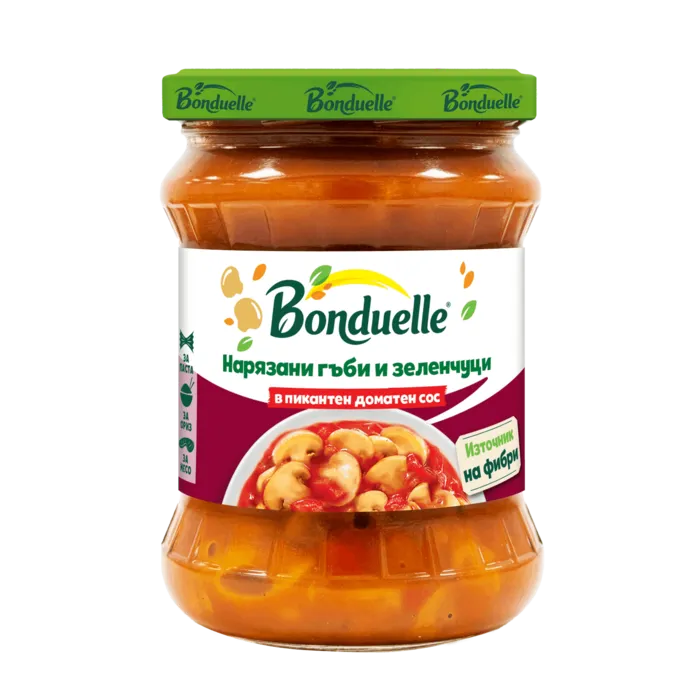 Нарязани гъби и зеленчуци в пикантен доматен сос